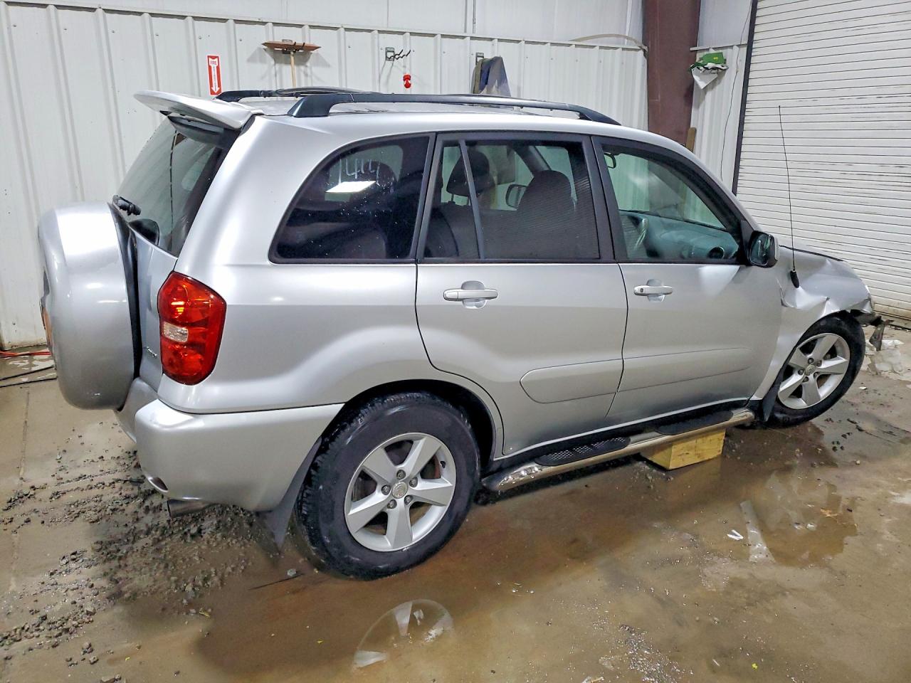 2005 Toyota Rav4 Base Silver vin: JTEHD20V256028588