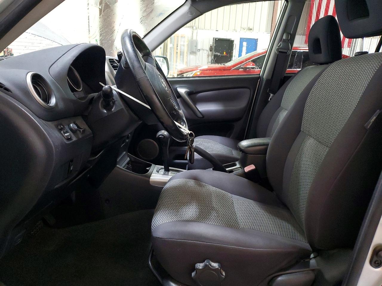 2005 Toyota Rav4 Base Silver vin: JTEHD20V256028588