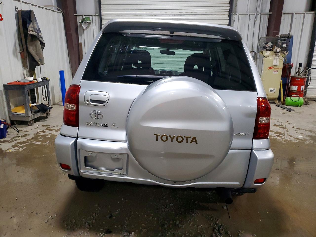2005 Toyota Rav4 Base Silver vin: JTEHD20V256028588