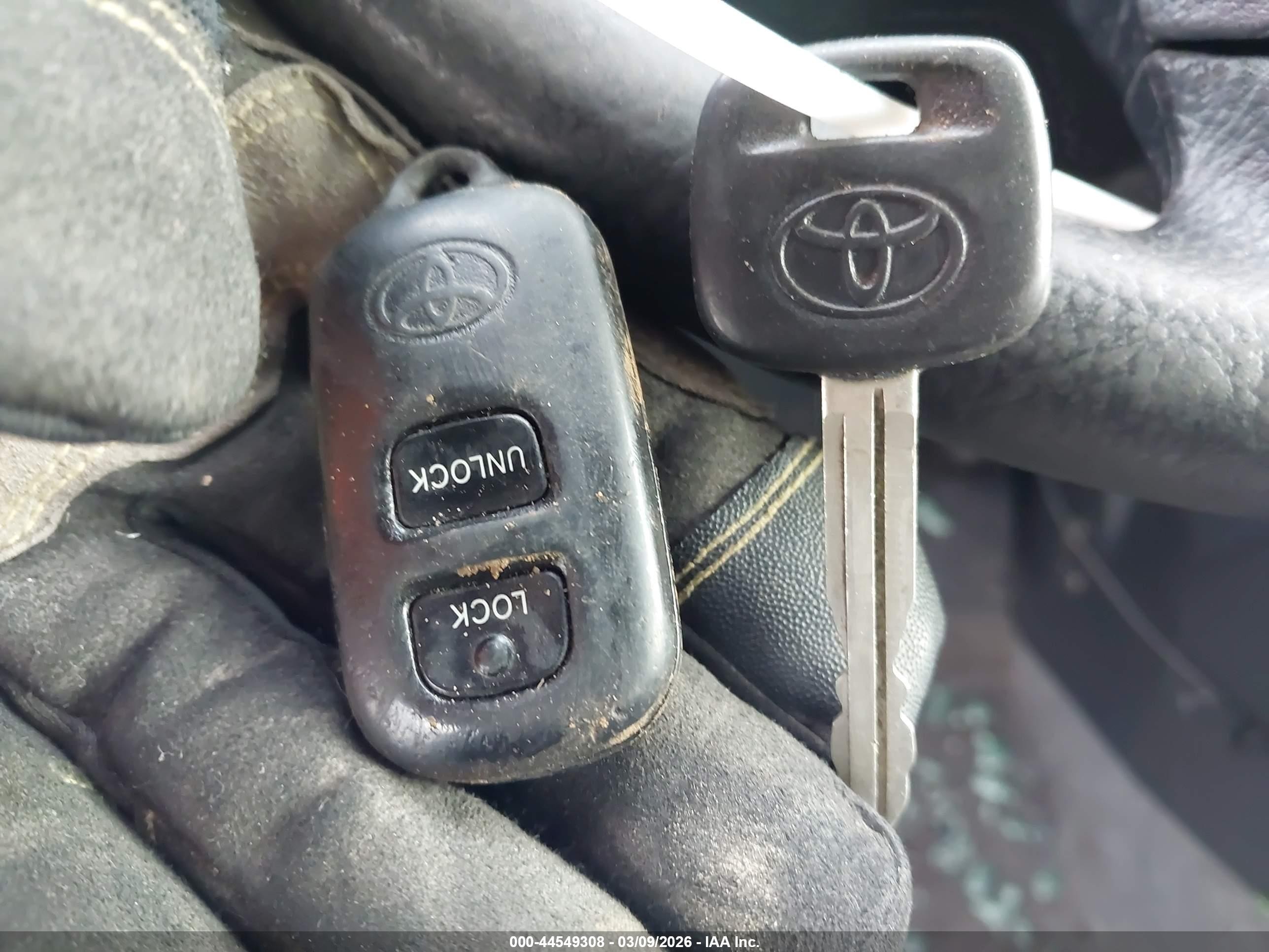 2005 Toyota Rav4   Silver vin: JTEHD20V256040840