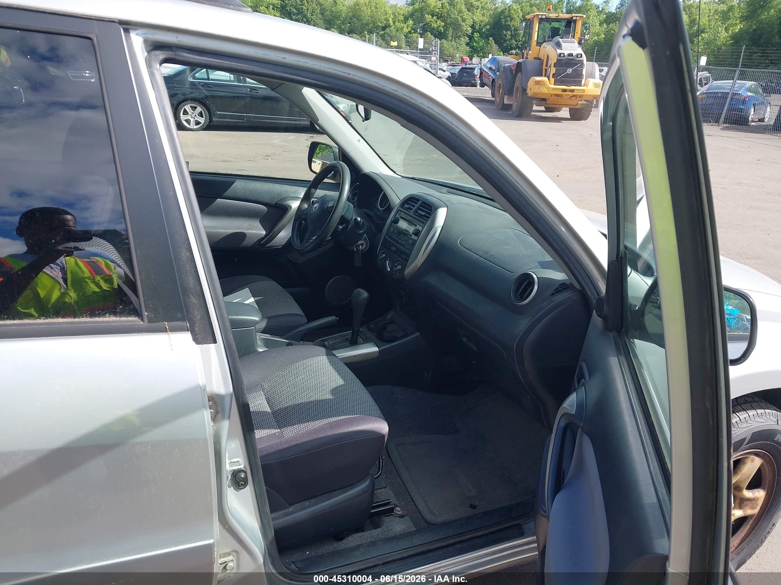 2004 Toyota Rav4   Silver vin: JTEHD20V346022037