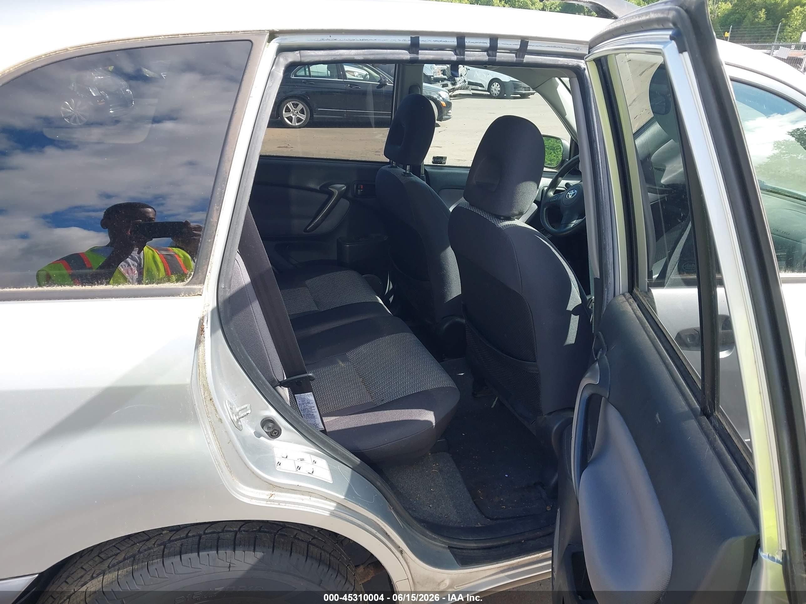 2004 Toyota Rav4   Silver vin: JTEHD20V346022037