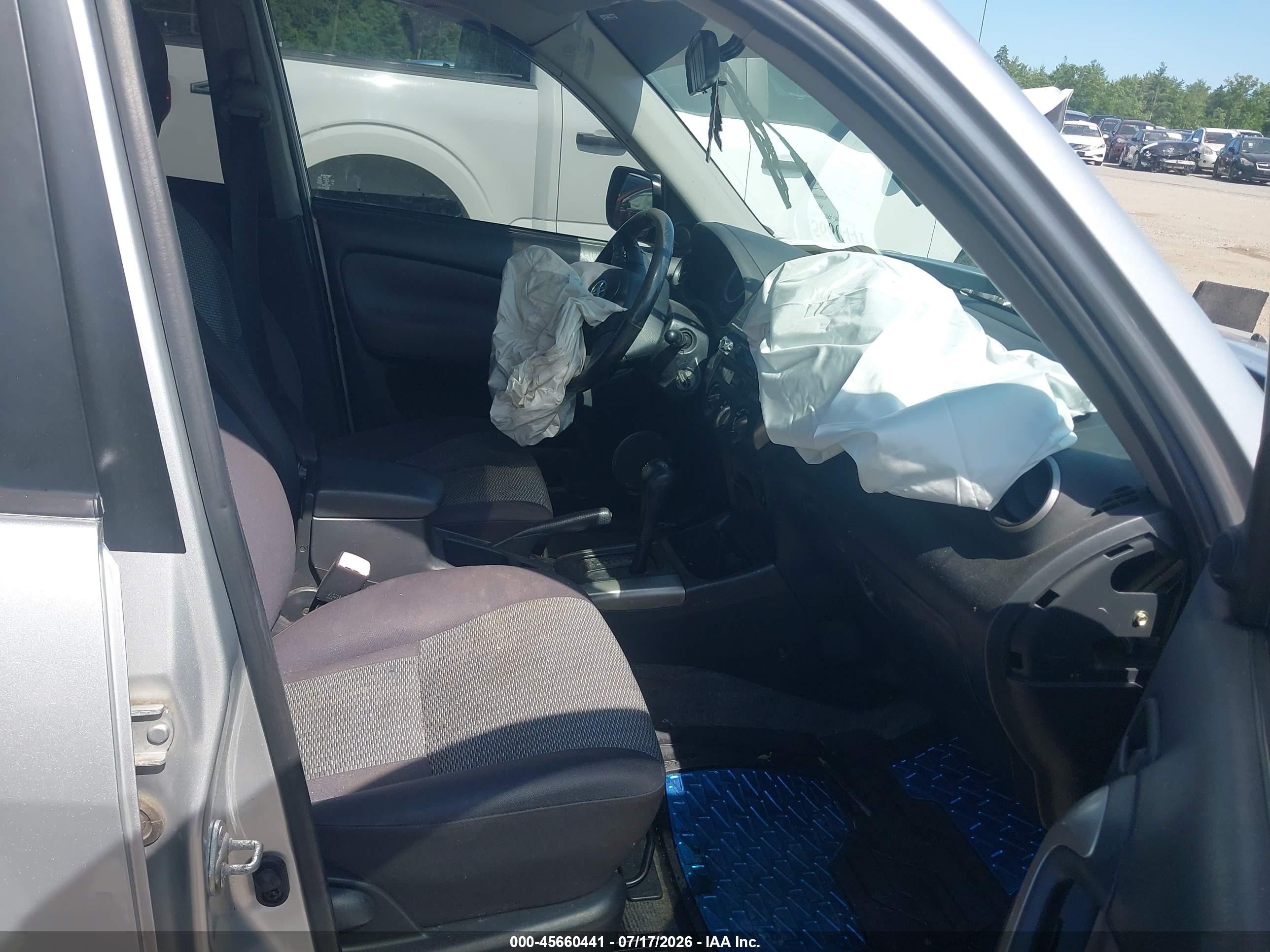 2004 Toyota Rav4 Silver vin: JTEHD20V440023586