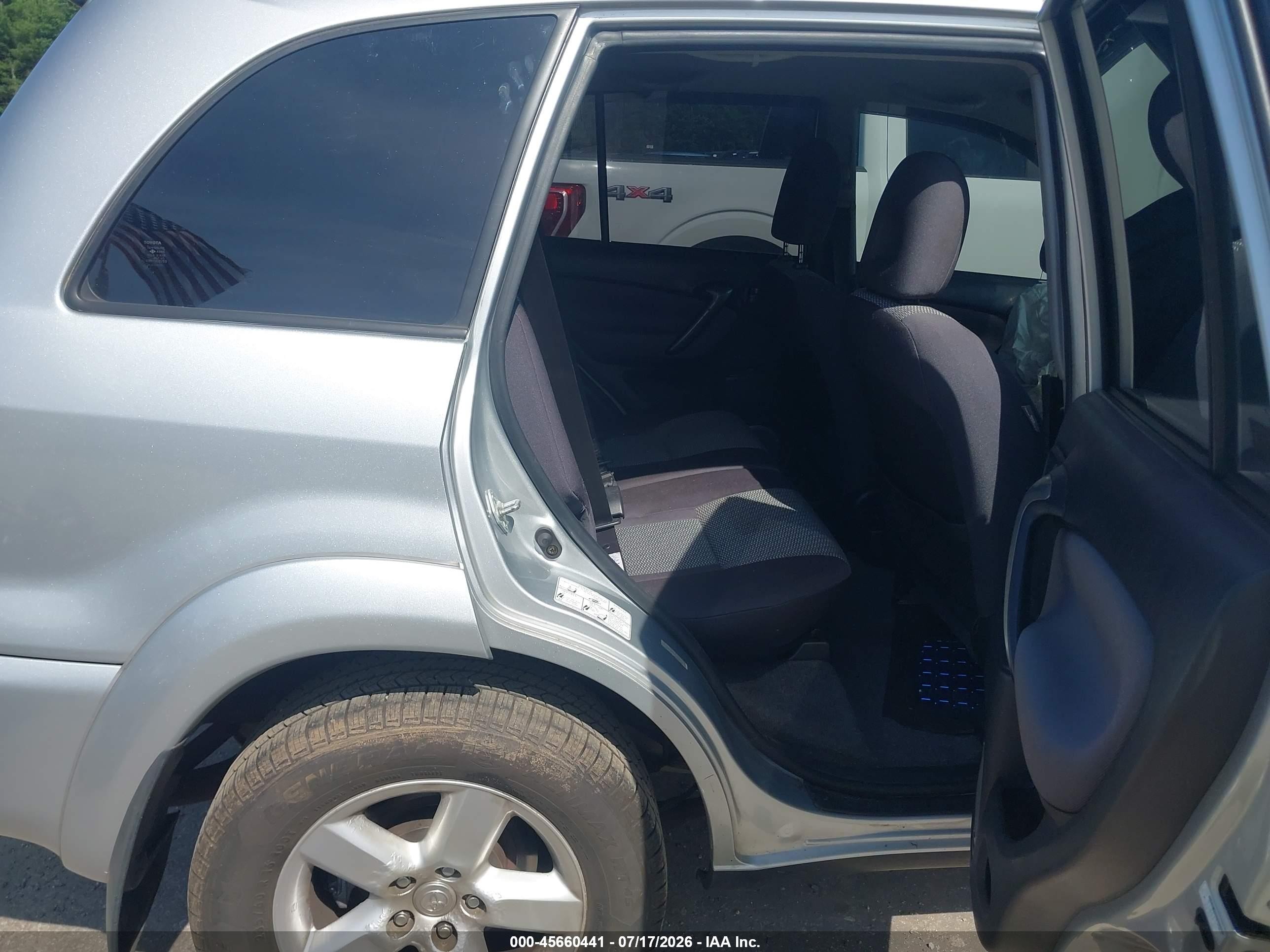 2004 Toyota Rav4 Silver vin: JTEHD20V440023586