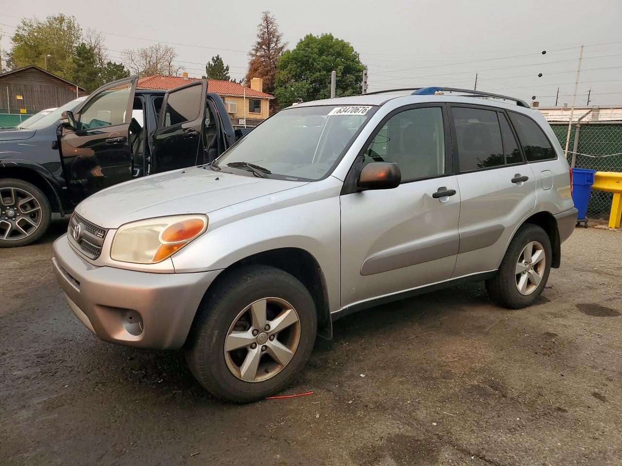 2005 Toyota Rav4 Base Silver vin: JTEHD20V456026177