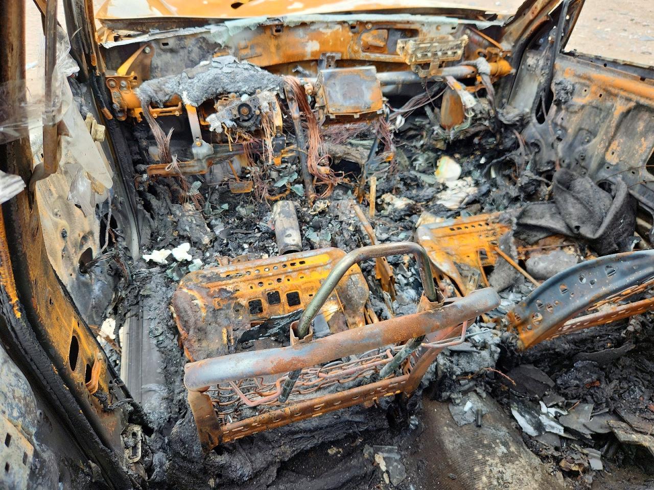 2005 Toyota Rav4 Base Burn vin: JTEHD20V650050242
