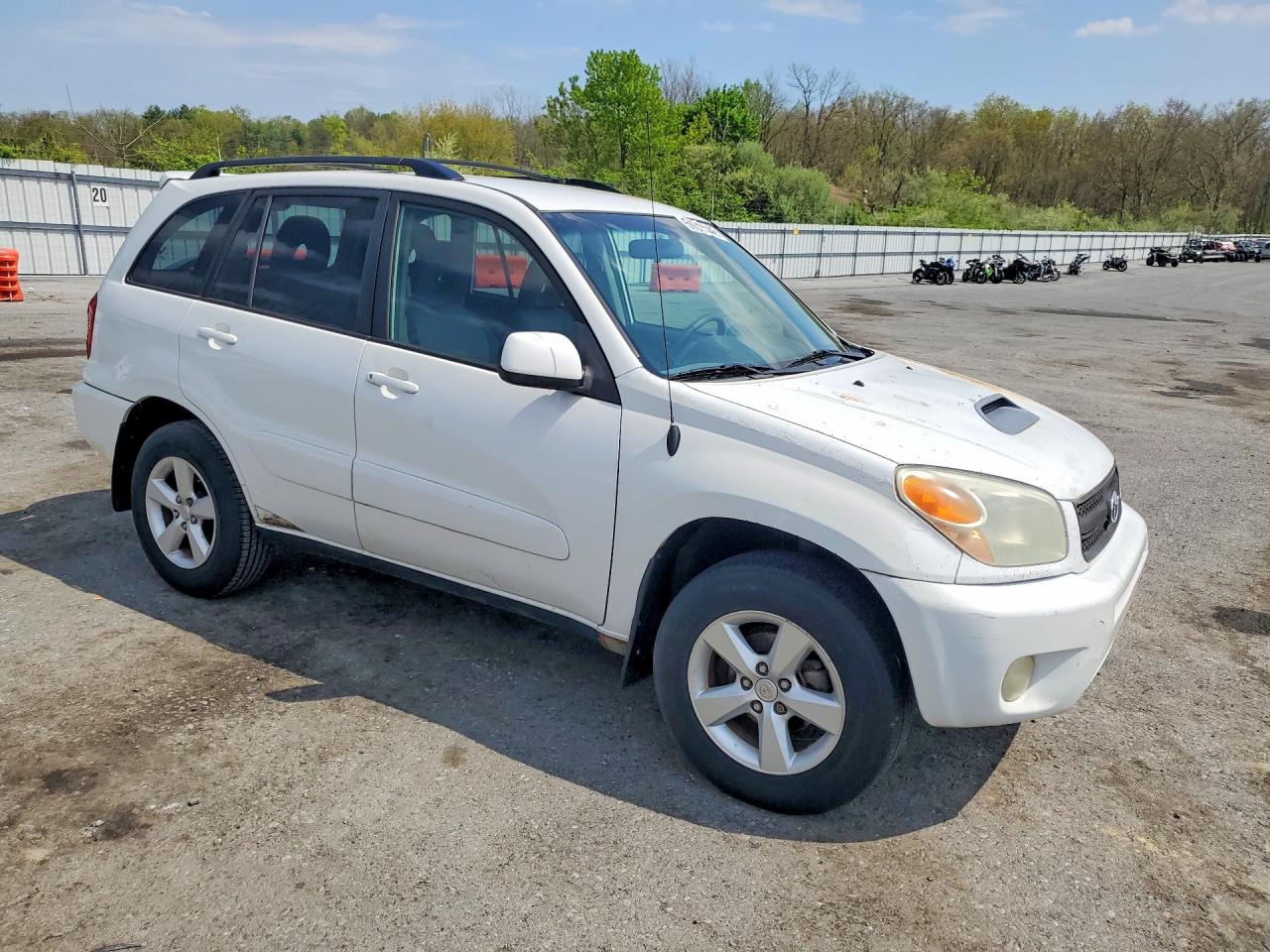 2004 Toyota Rav4 Base White vin: JTEHD20V740024053