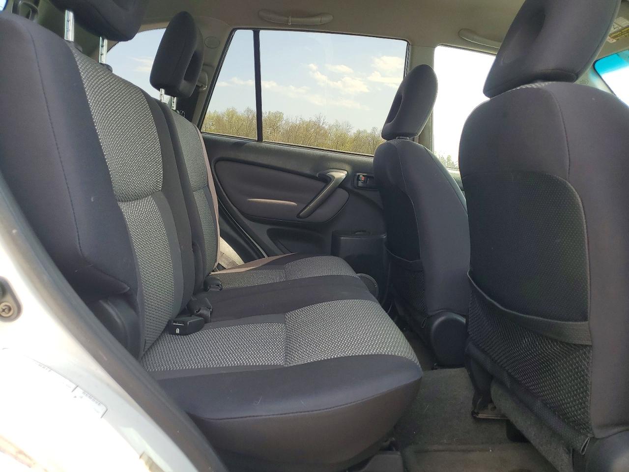 2004 Toyota Rav4 Base White vin: JTEHD20V740024053