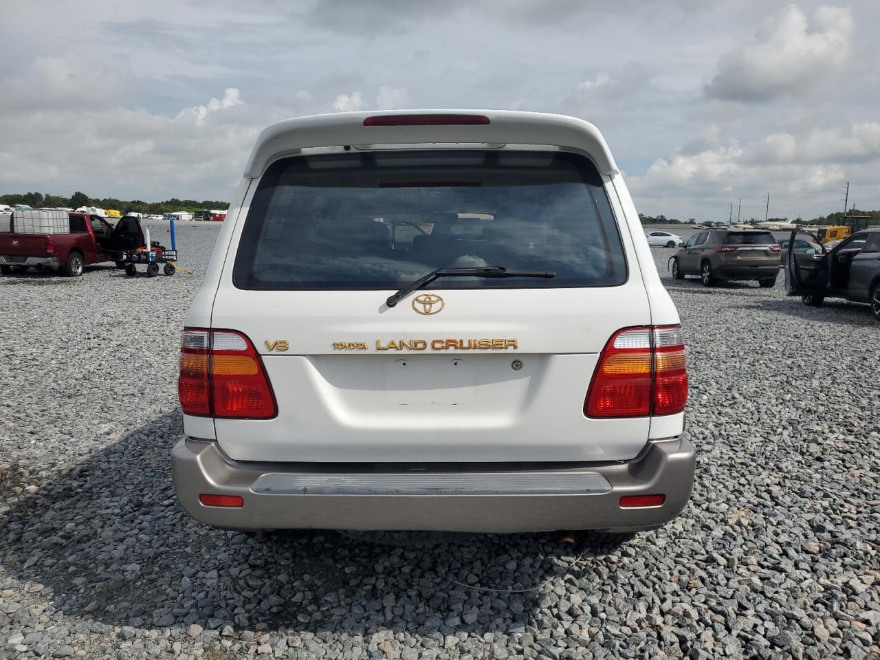 2002 Toyota Land Cruiser White vin: JTEHT05J022025155
