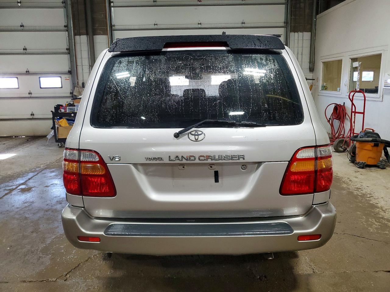 2002 Toyota Land Cruiser Silver vin: JTEHT05J022026225