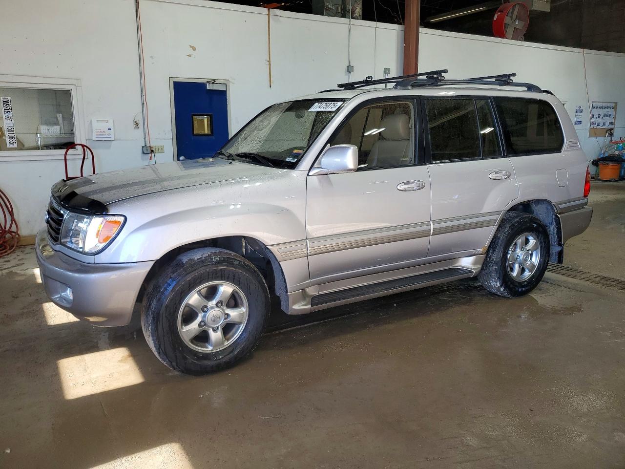2002 Toyota Land Cruiser Silver vin: JTEHT05J022026225