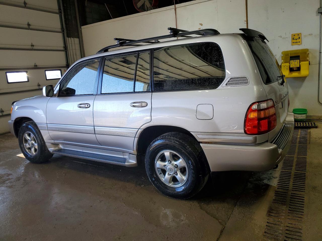 2002 Toyota Land Cruiser Silver vin: JTEHT05J022026225