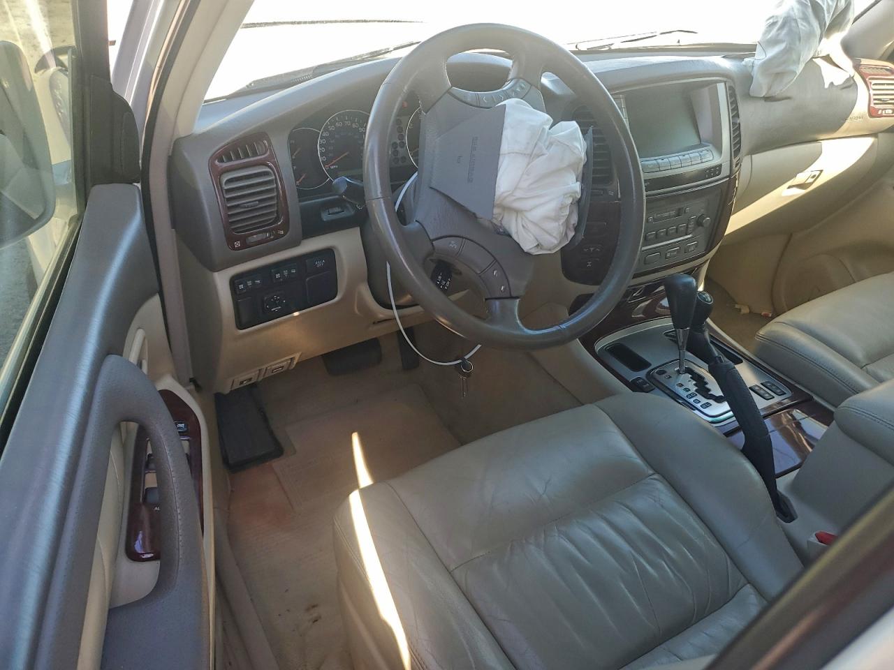 2005 Toyota Land Cruiser White vin: JTEHT05J052075011