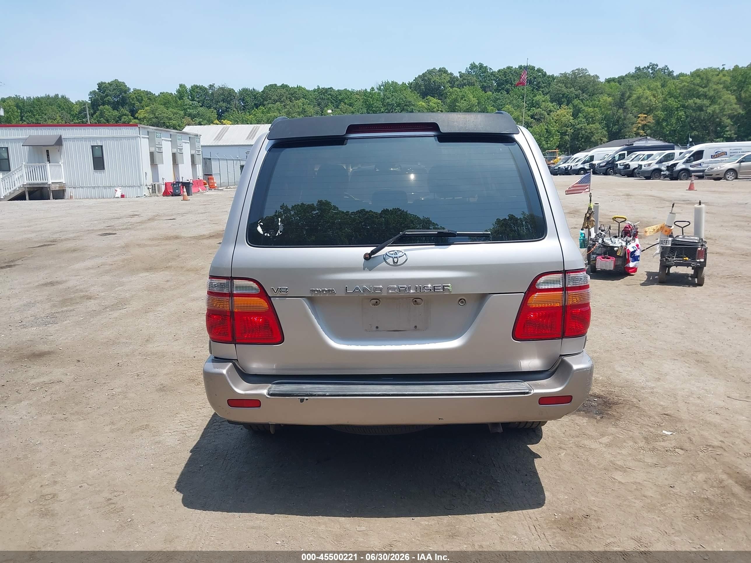 2002 Toyota Land Cruiser   Silver vin: JTEHT05J122020272
