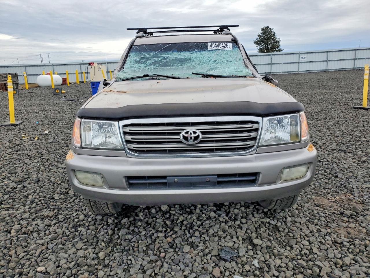 2005 Toyota Land Cruiser Base Silver vin: JTEHT05J152068763