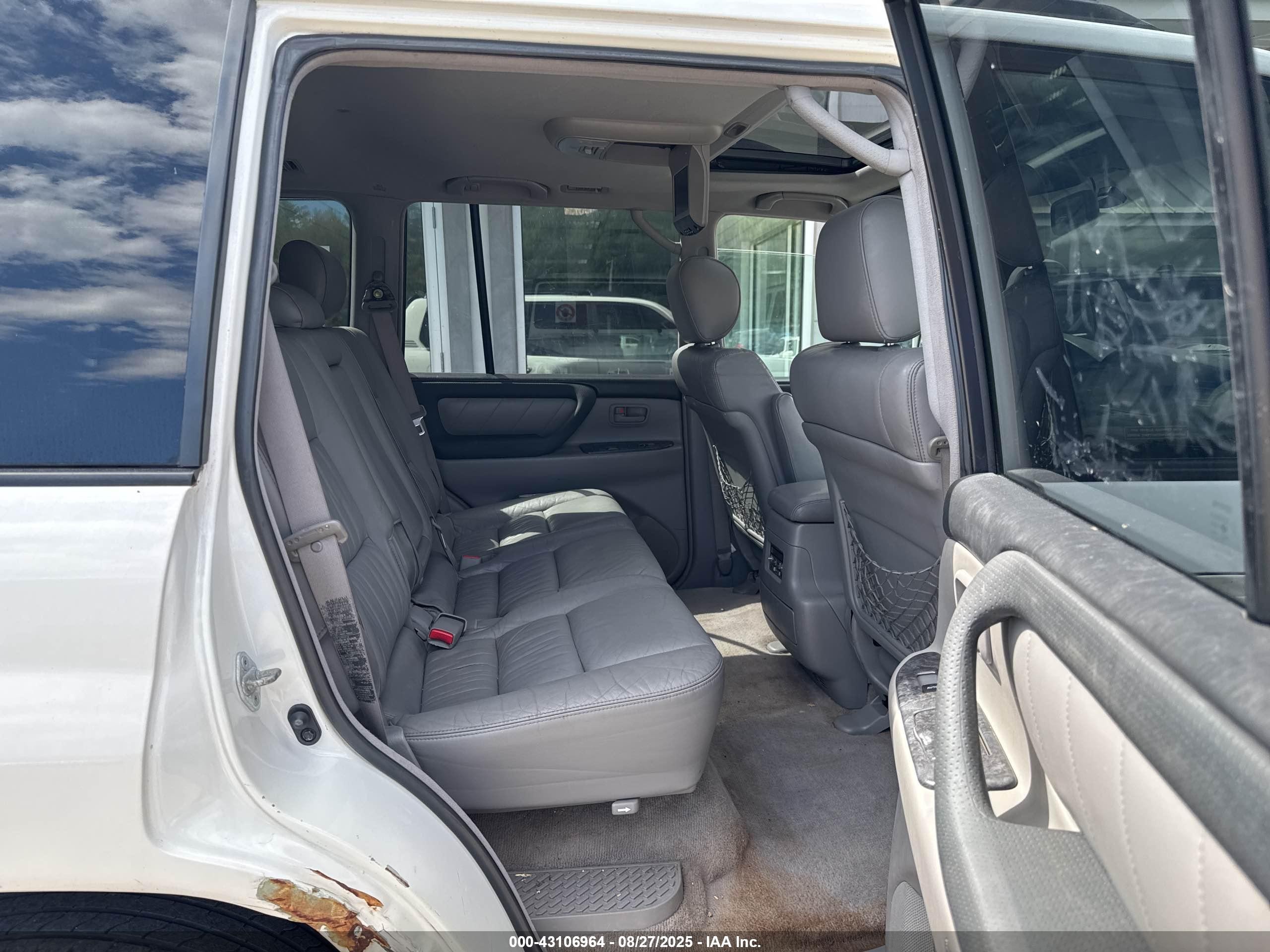 2005 Toyota Land Cruiser   White vin: JTEHT05J152076068