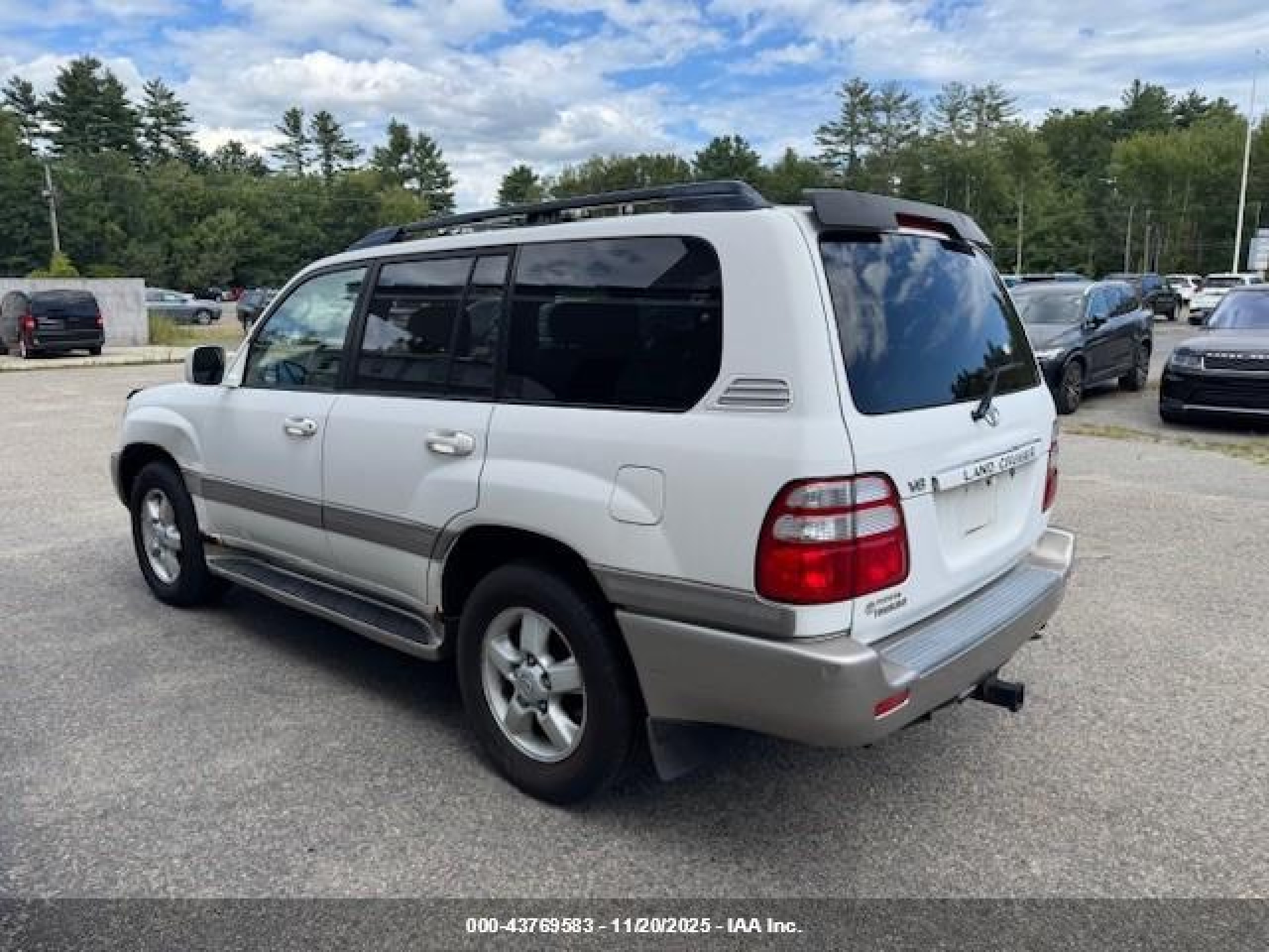 2005 Toyota Land Cruiser V8 White vin: JTEHT05J152076068