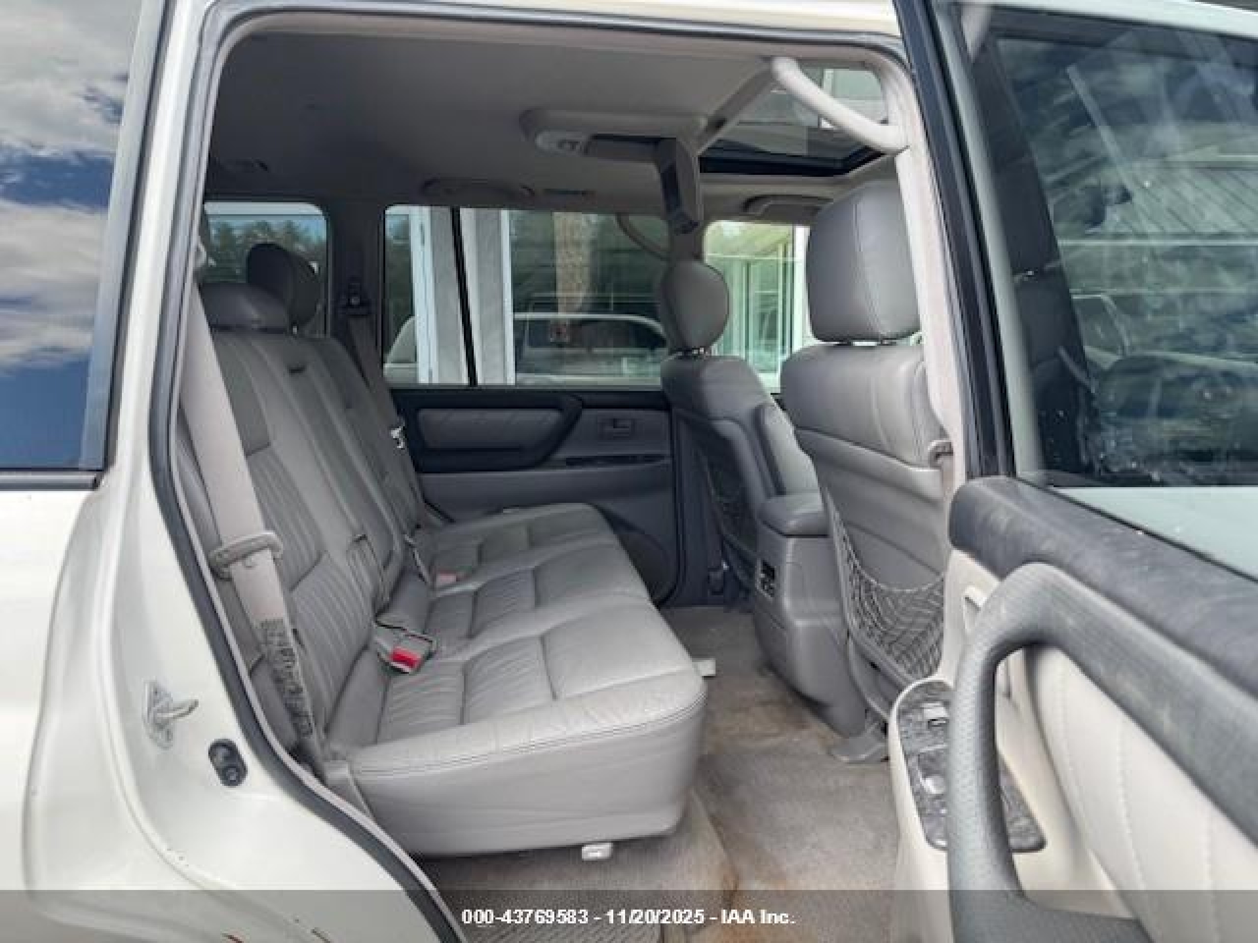 2005 Toyota Land Cruiser V8 White vin: JTEHT05J152076068