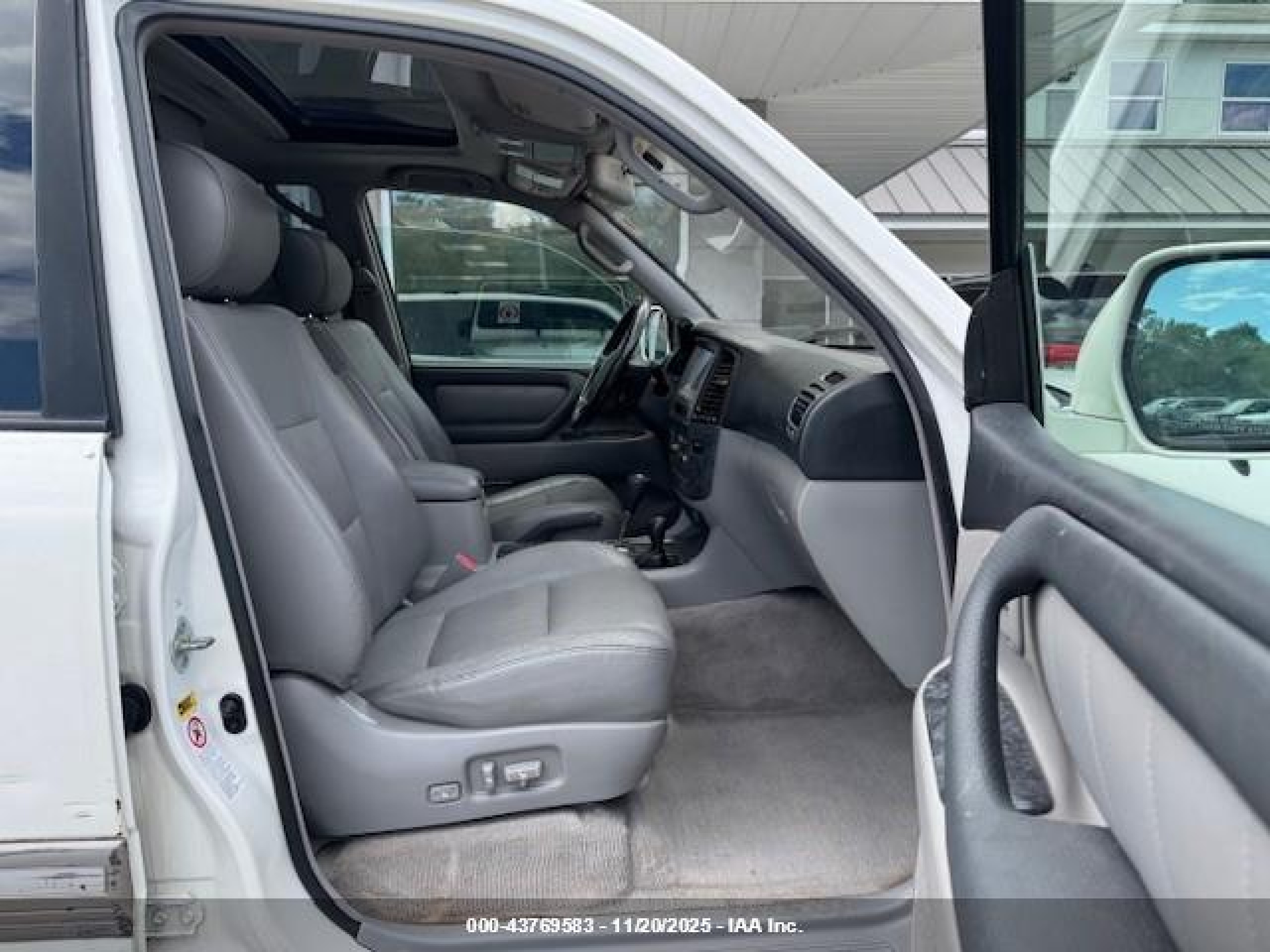 2005 Toyota Land Cruiser V8 White vin: JTEHT05J152076068