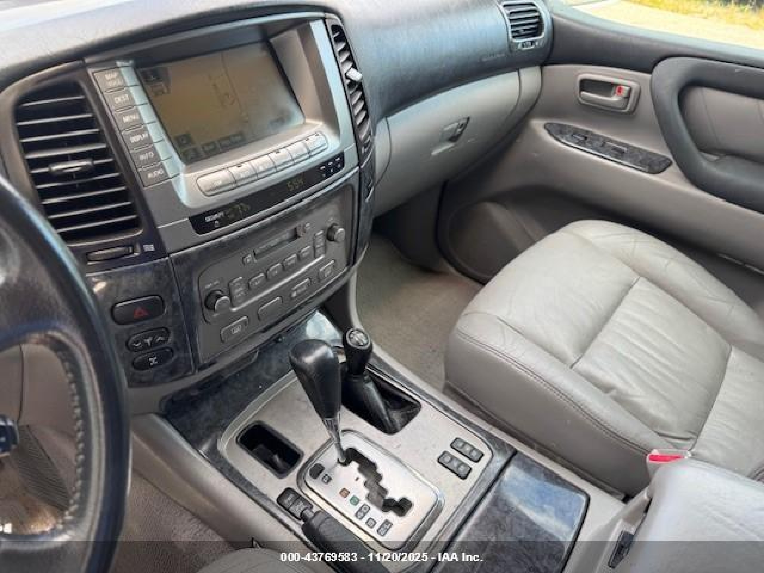 2005 Toyota Land Cruiser V8 White vin: JTEHT05J152076068