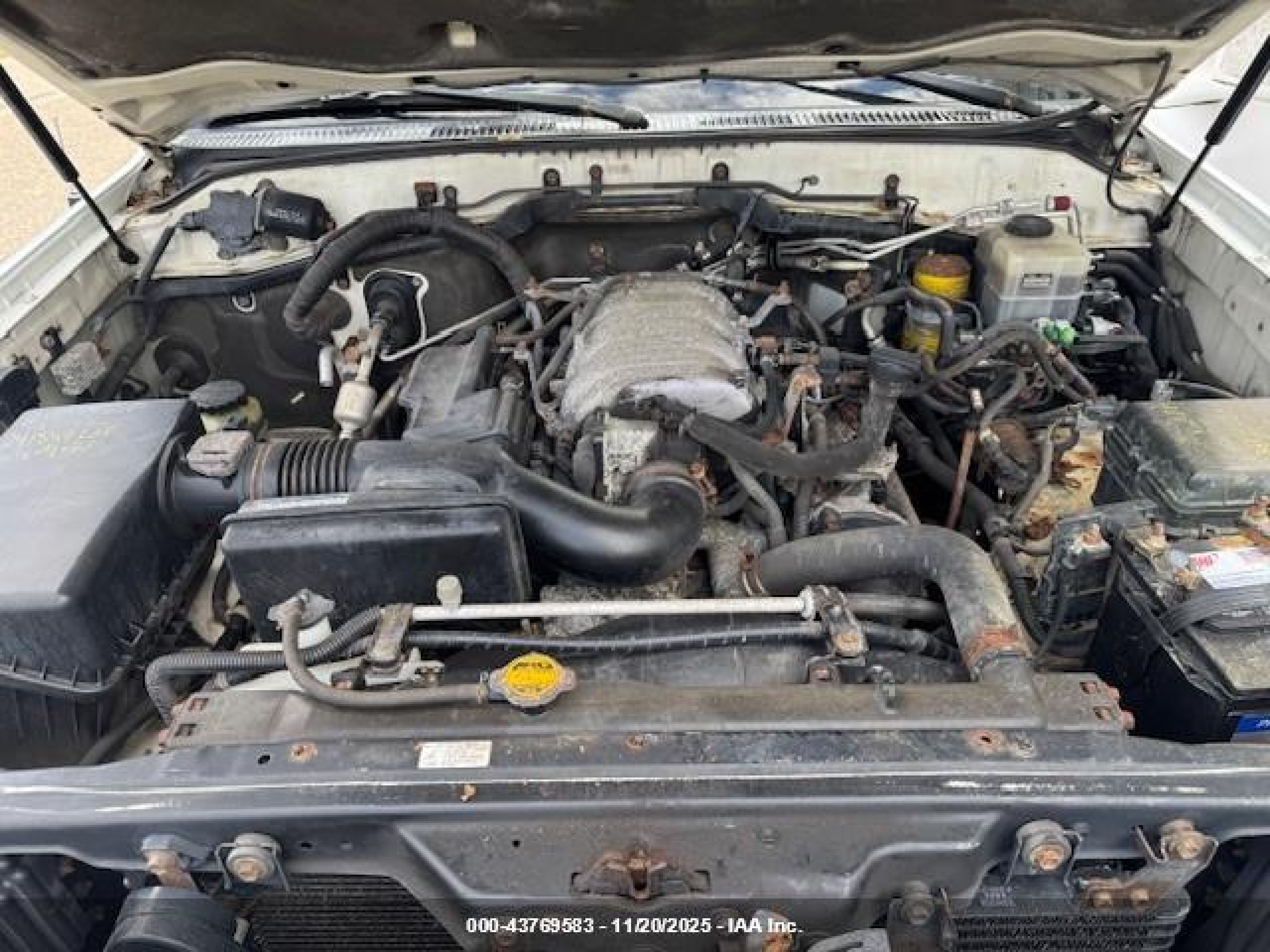 2005 Toyota Land Cruiser V8 White vin: JTEHT05J152076068