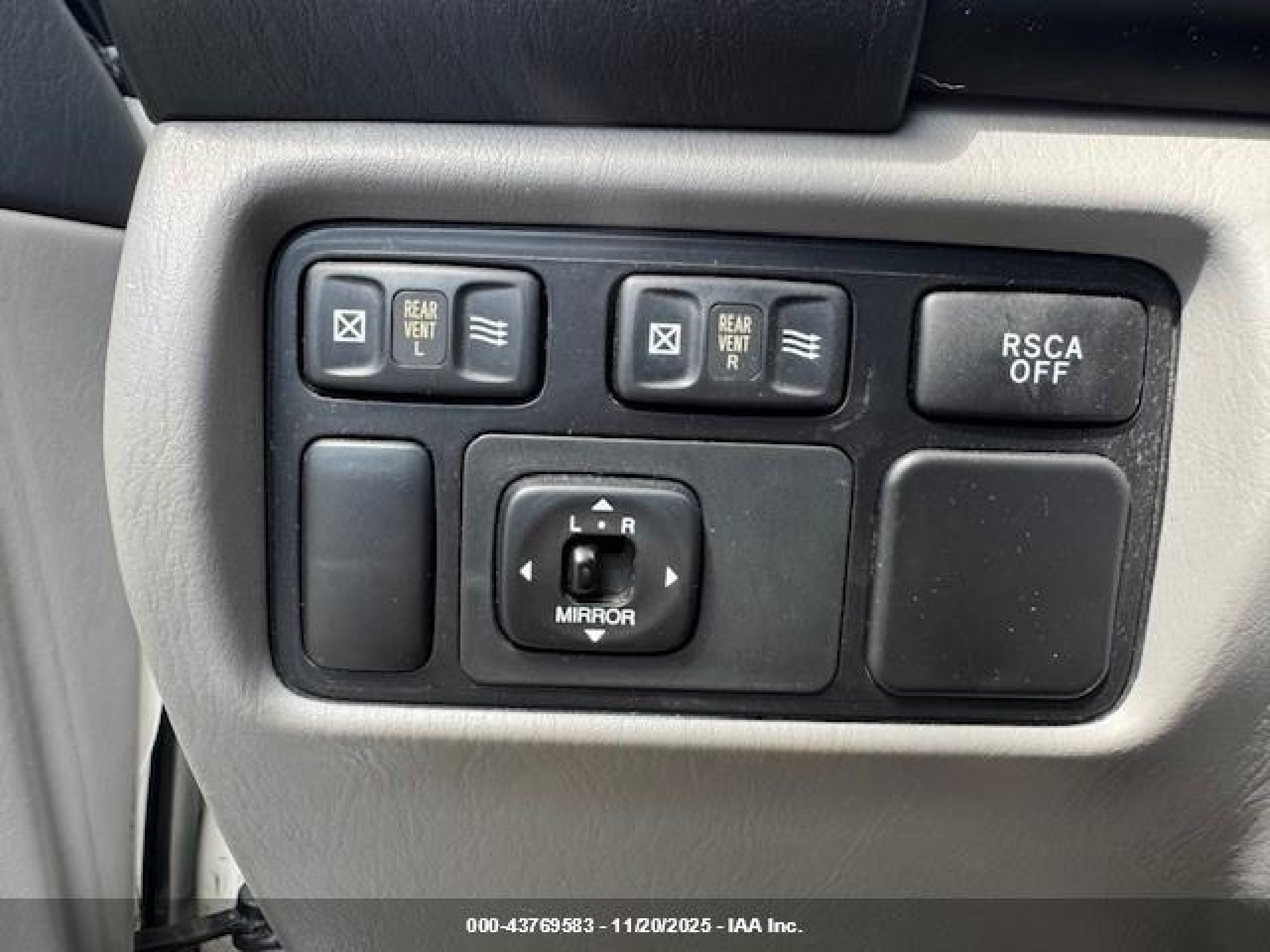 2005 Toyota Land Cruiser V8 White vin: JTEHT05J152076068