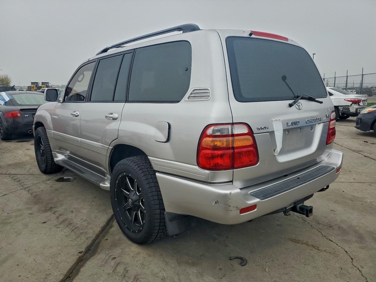 2002 Toyota Land Cruiser Silver vin: JTEHT05J222021642