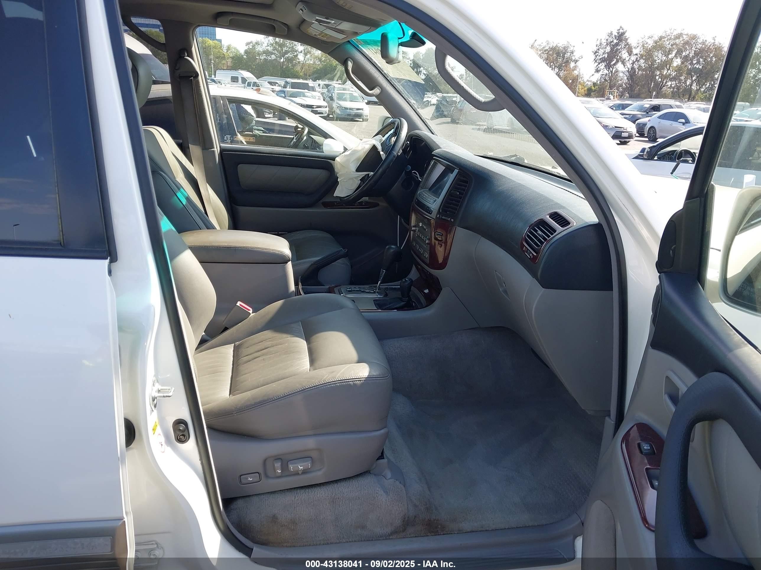 2006 Toyota Land Cruiser V8 White vin: JTEHT05J262100072