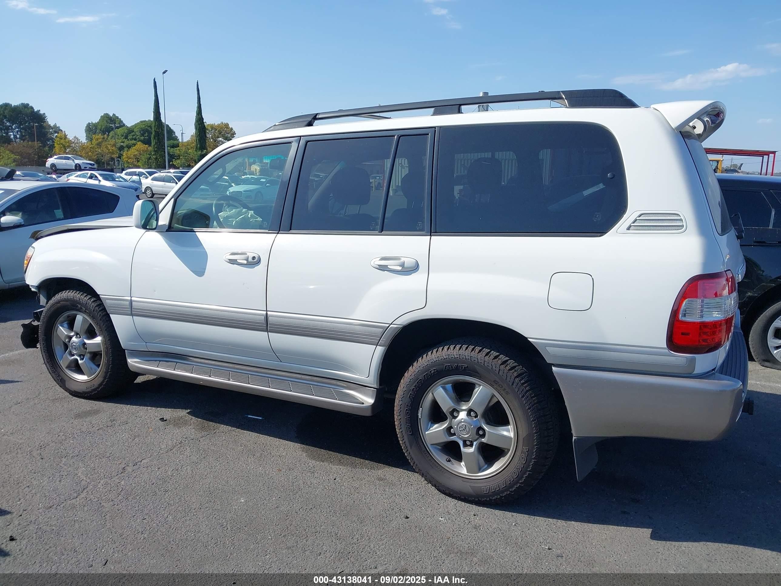 2006 Toyota Land Cruiser V8 White vin: JTEHT05J262100072