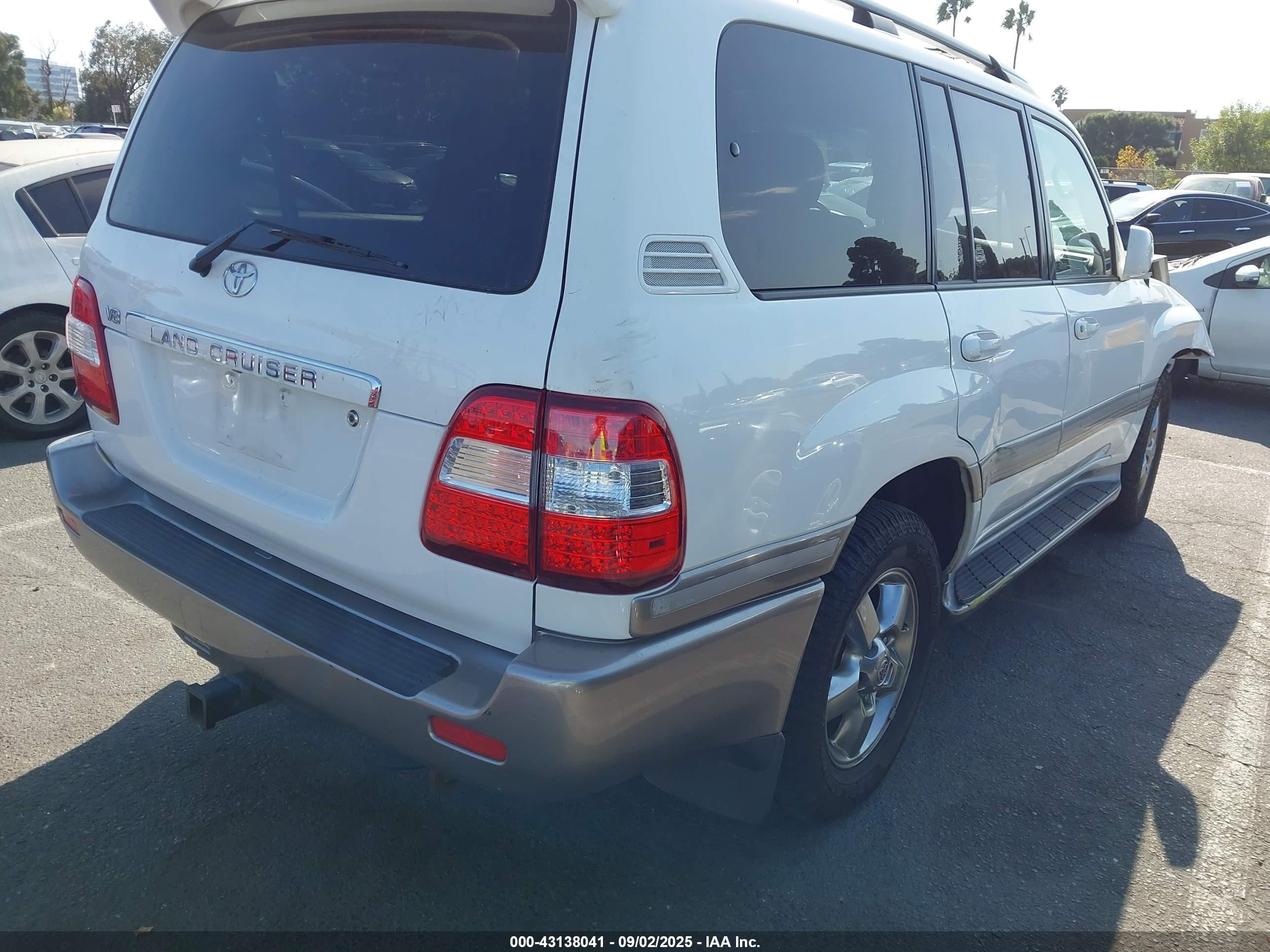 2006 Toyota Land Cruiser V8 White vin: JTEHT05J262100072