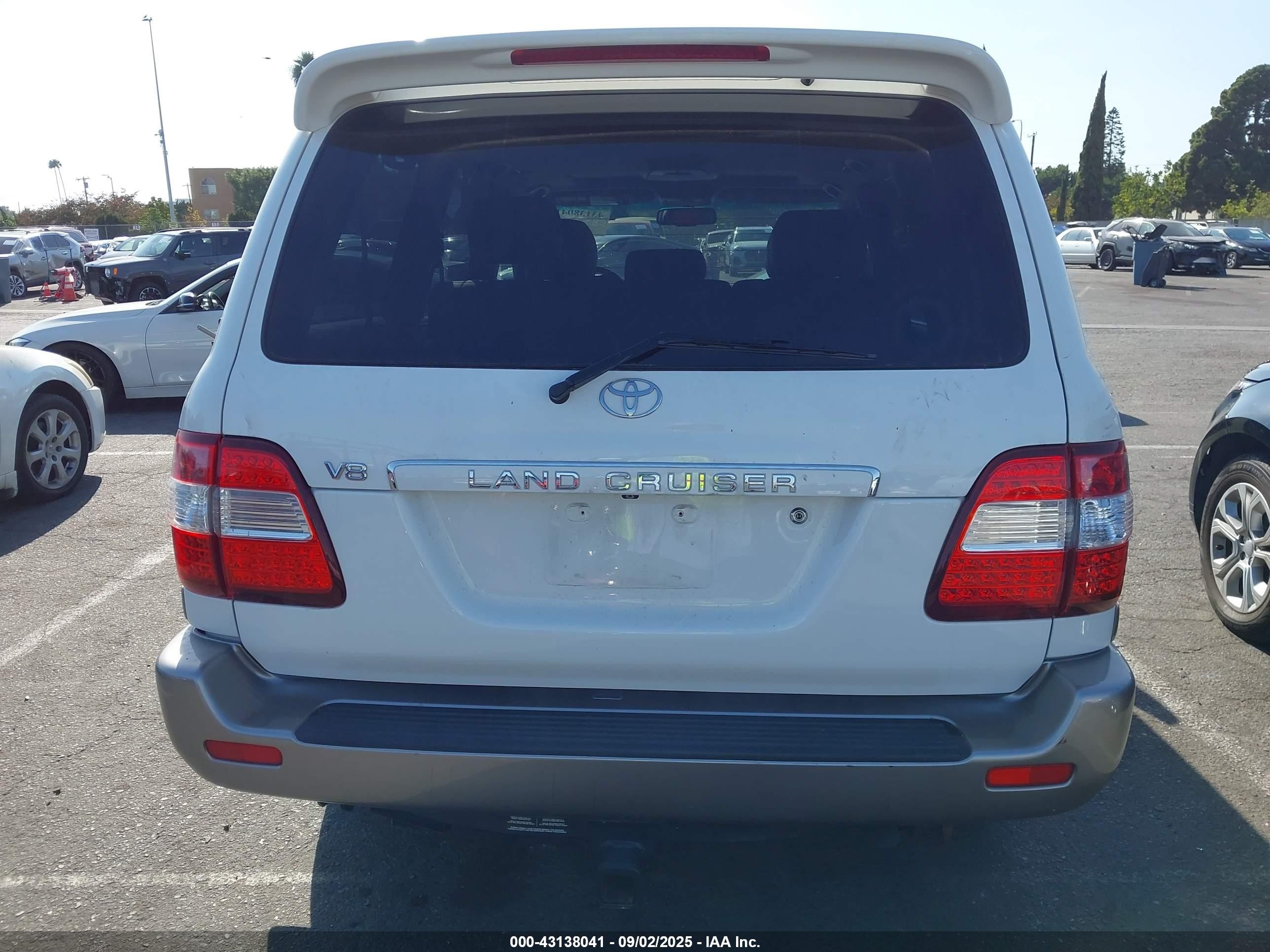 2006 Toyota Land Cruiser V8 White vin: JTEHT05J262100072