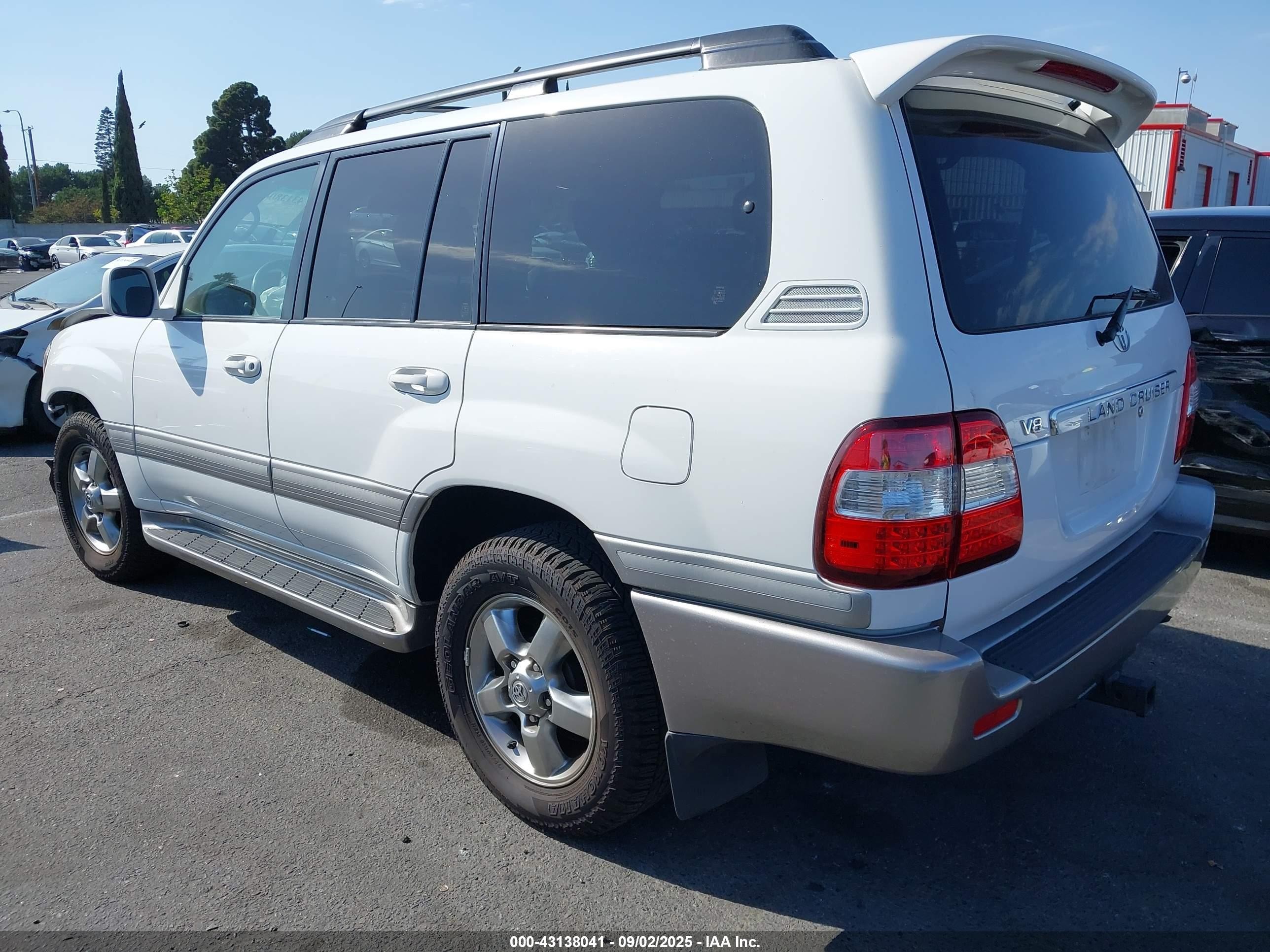2006 Toyota Land Cruiser V8 White vin: JTEHT05J262100072