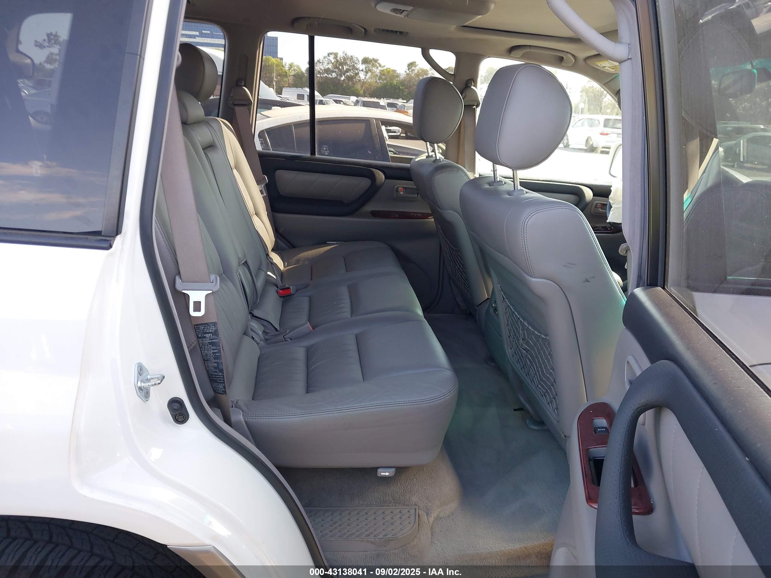 2006 Toyota Land Cruiser V8 White vin: JTEHT05J262100072