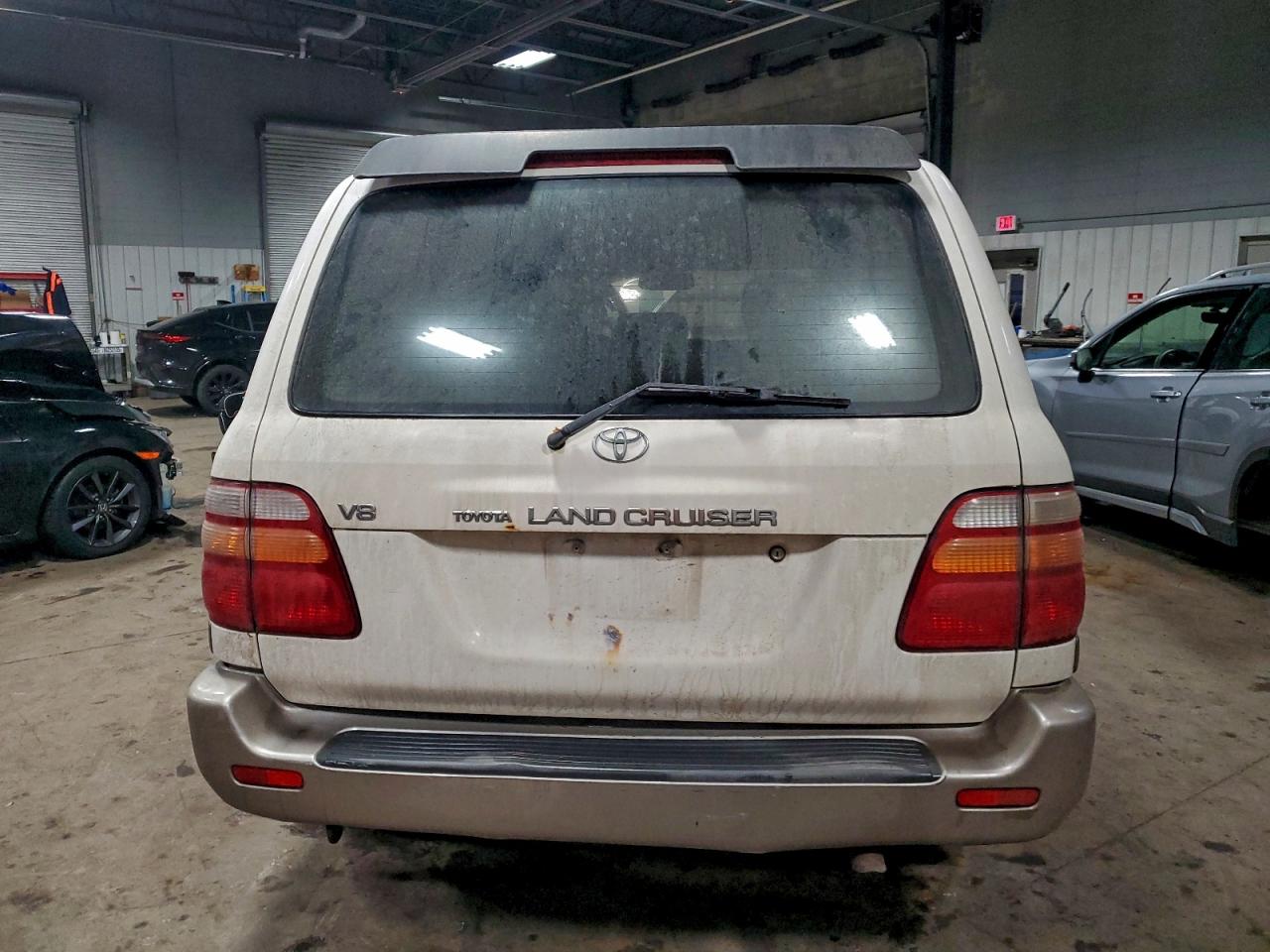 2002 Toyota Land Cruiser White vin: JTEHT05J422029211