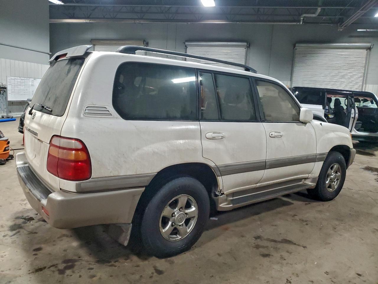 2002 Toyota Land Cruiser White vin: JTEHT05J422029211