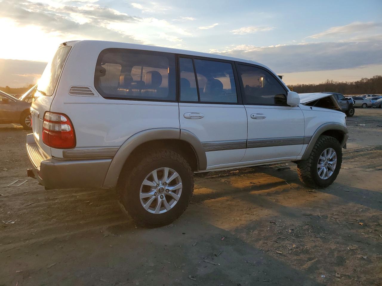 2003 Toyota Land Cruiser White vin: JTEHT05J432037777