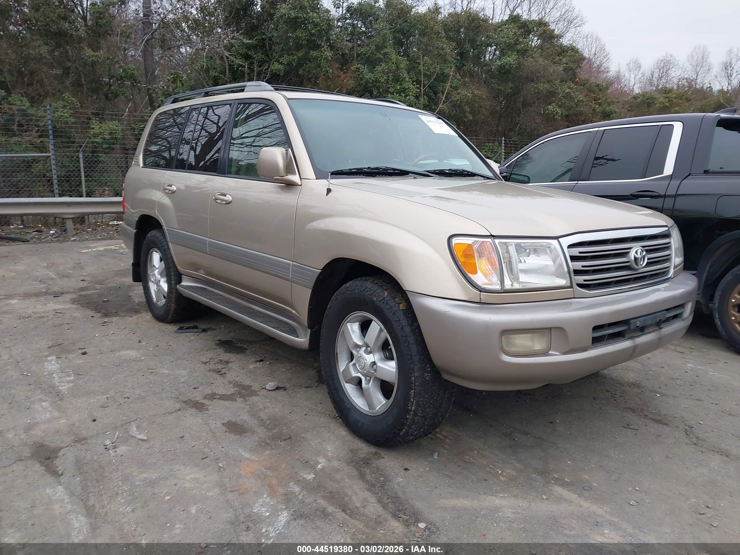 2005 Toyota Land Cruiser V8 Gold vin: JTEHT05J452073018