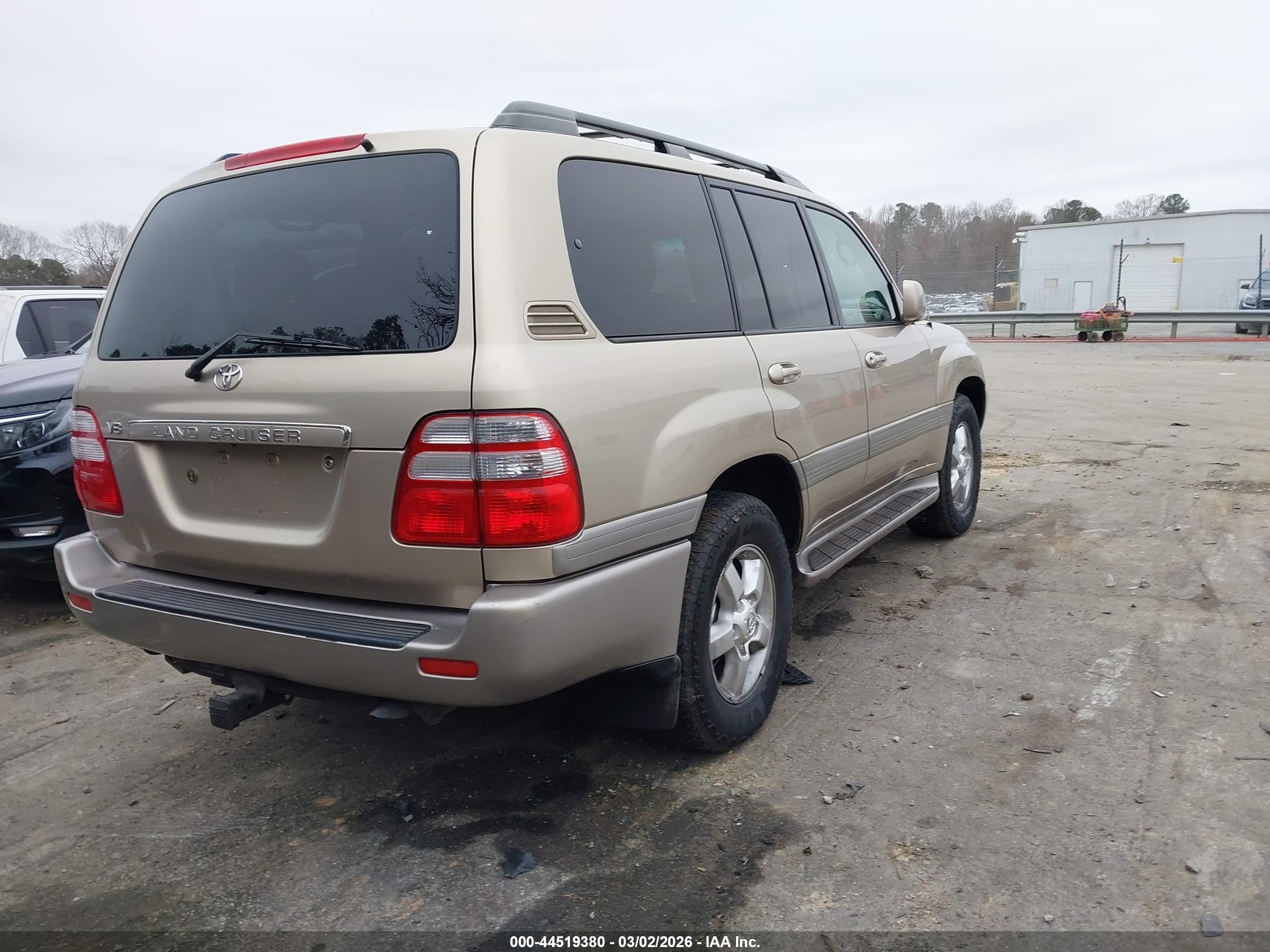 2005 Toyota Land Cruiser V8 Gold vin: JTEHT05J452073018