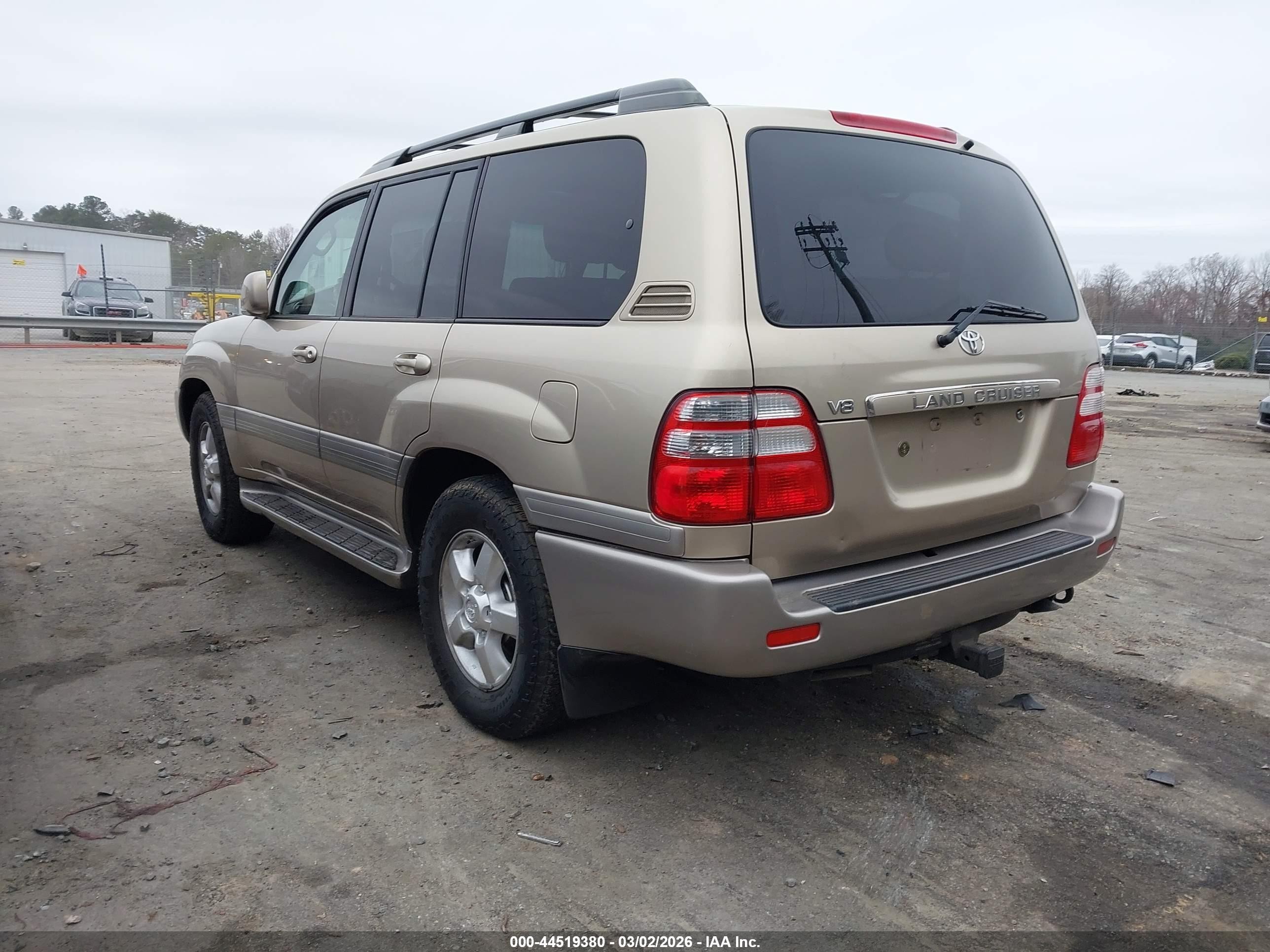 2005 Toyota Land Cruiser V8 Gold vin: JTEHT05J452073018