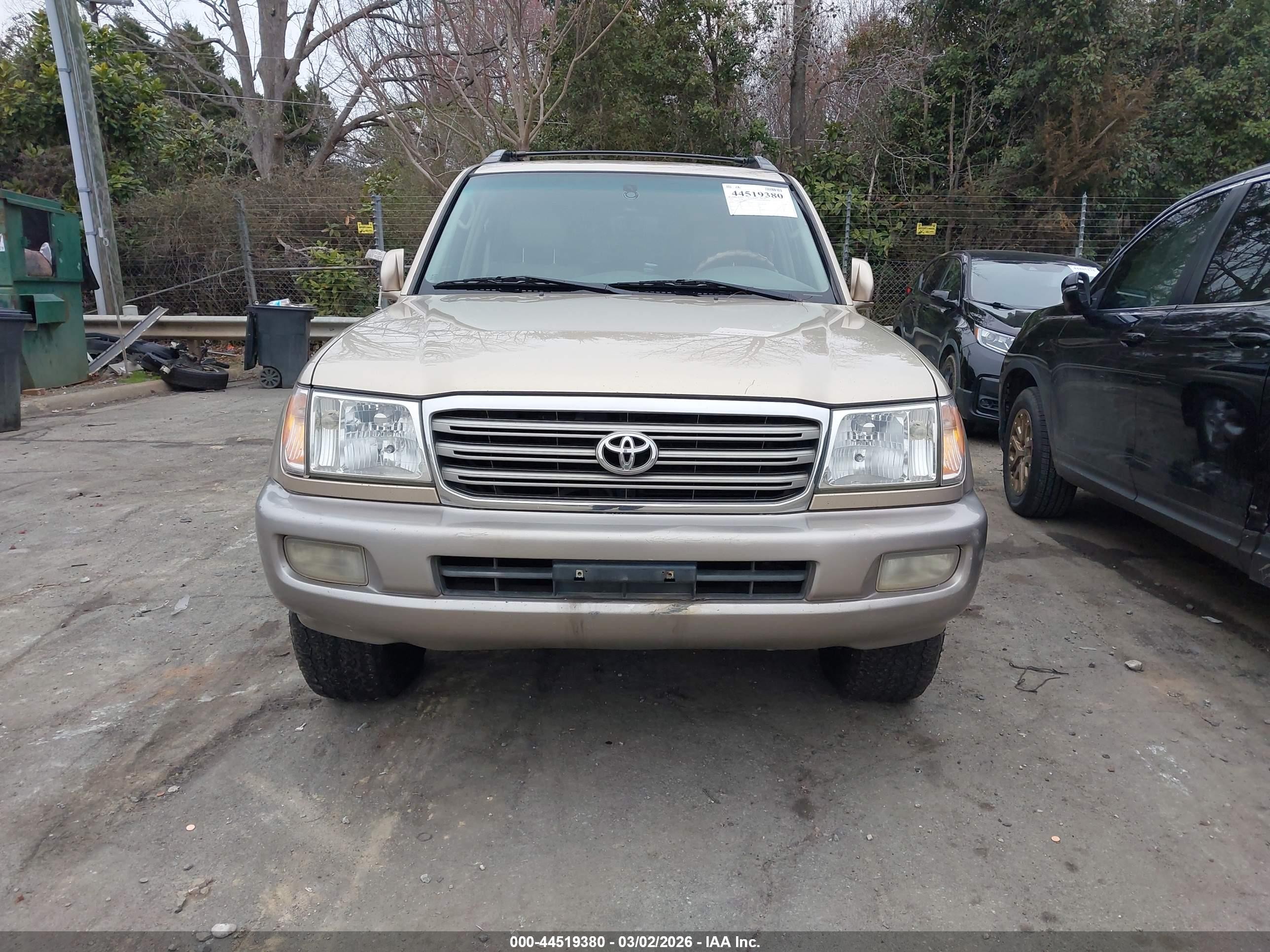 2005 Toyota Land Cruiser V8 Gold vin: JTEHT05J452073018