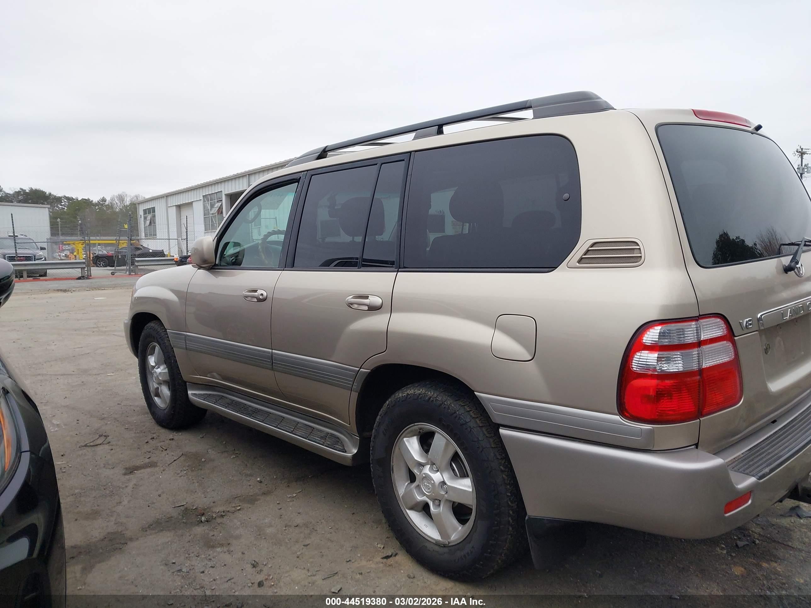 2005 Toyota Land Cruiser V8 Gold vin: JTEHT05J452073018