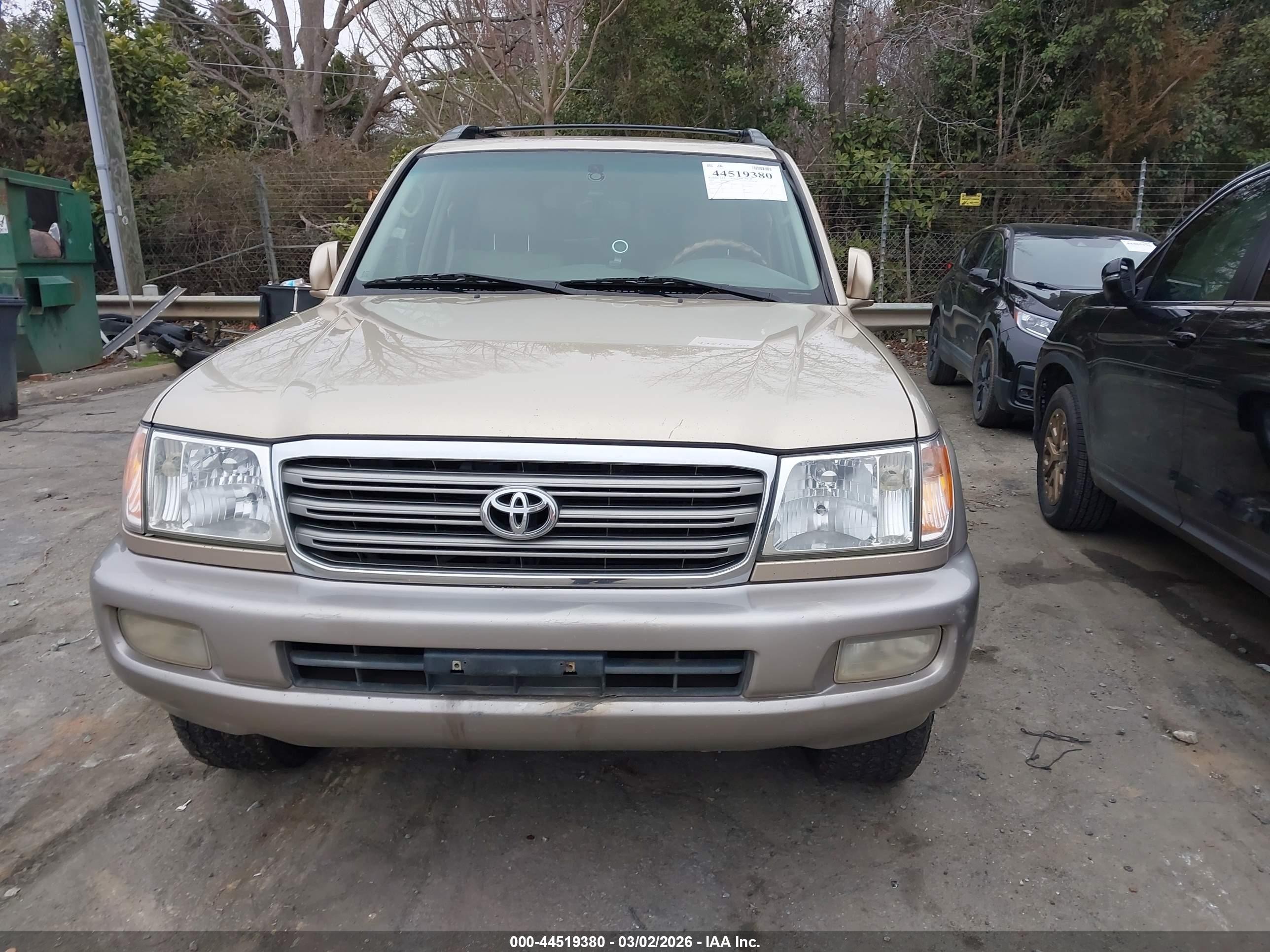 2005 Toyota Land Cruiser V8 Gold vin: JTEHT05J452073018