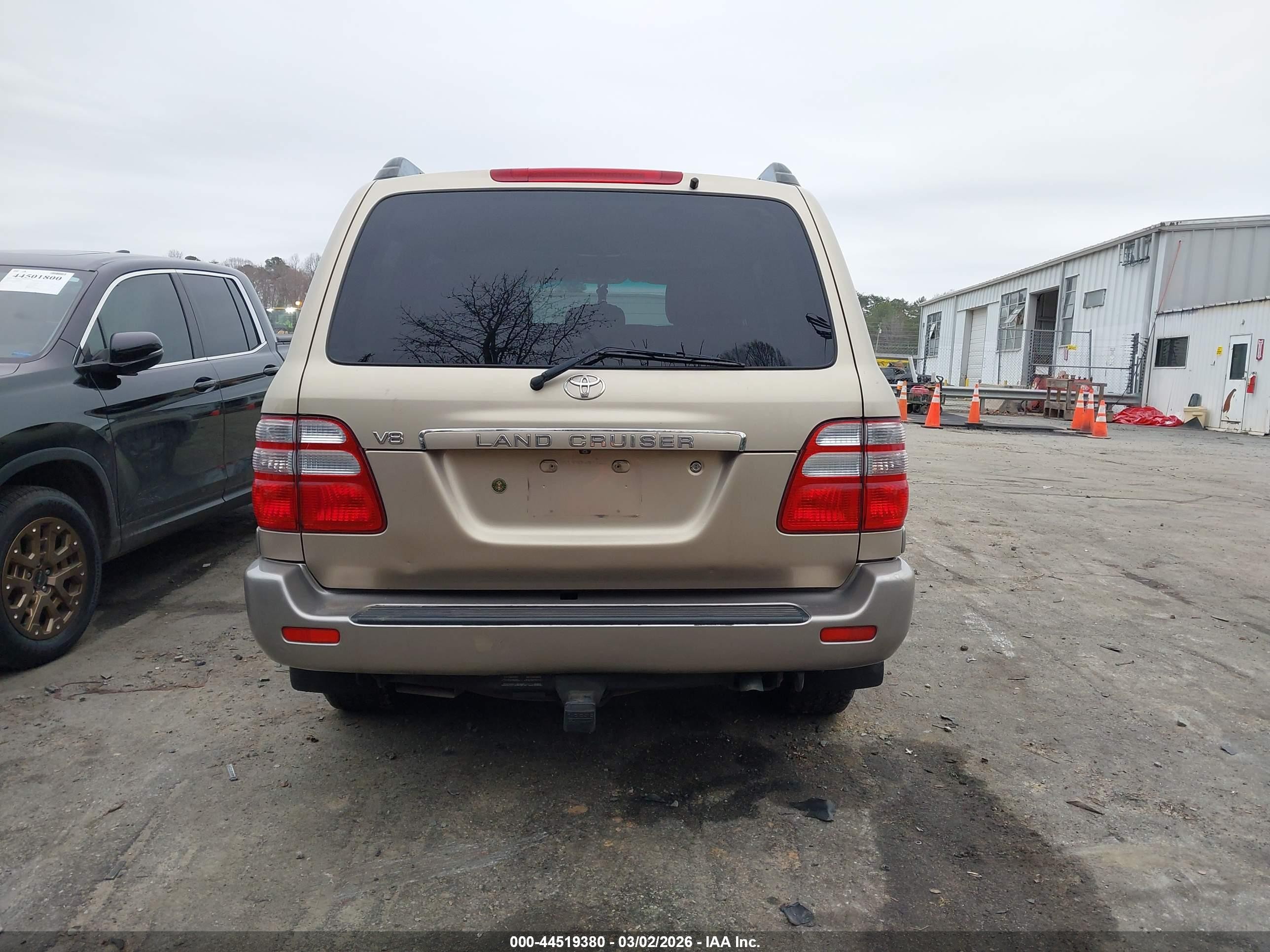 2005 Toyota Land Cruiser V8 Gold vin: JTEHT05J452073018