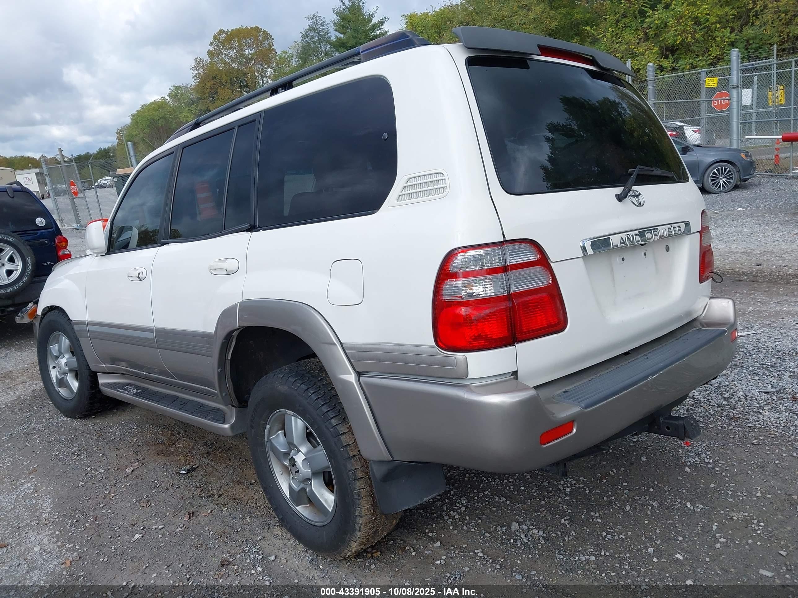 2005 Toyota Land Cruiser V8 White vin: JTEHT05J452080146
