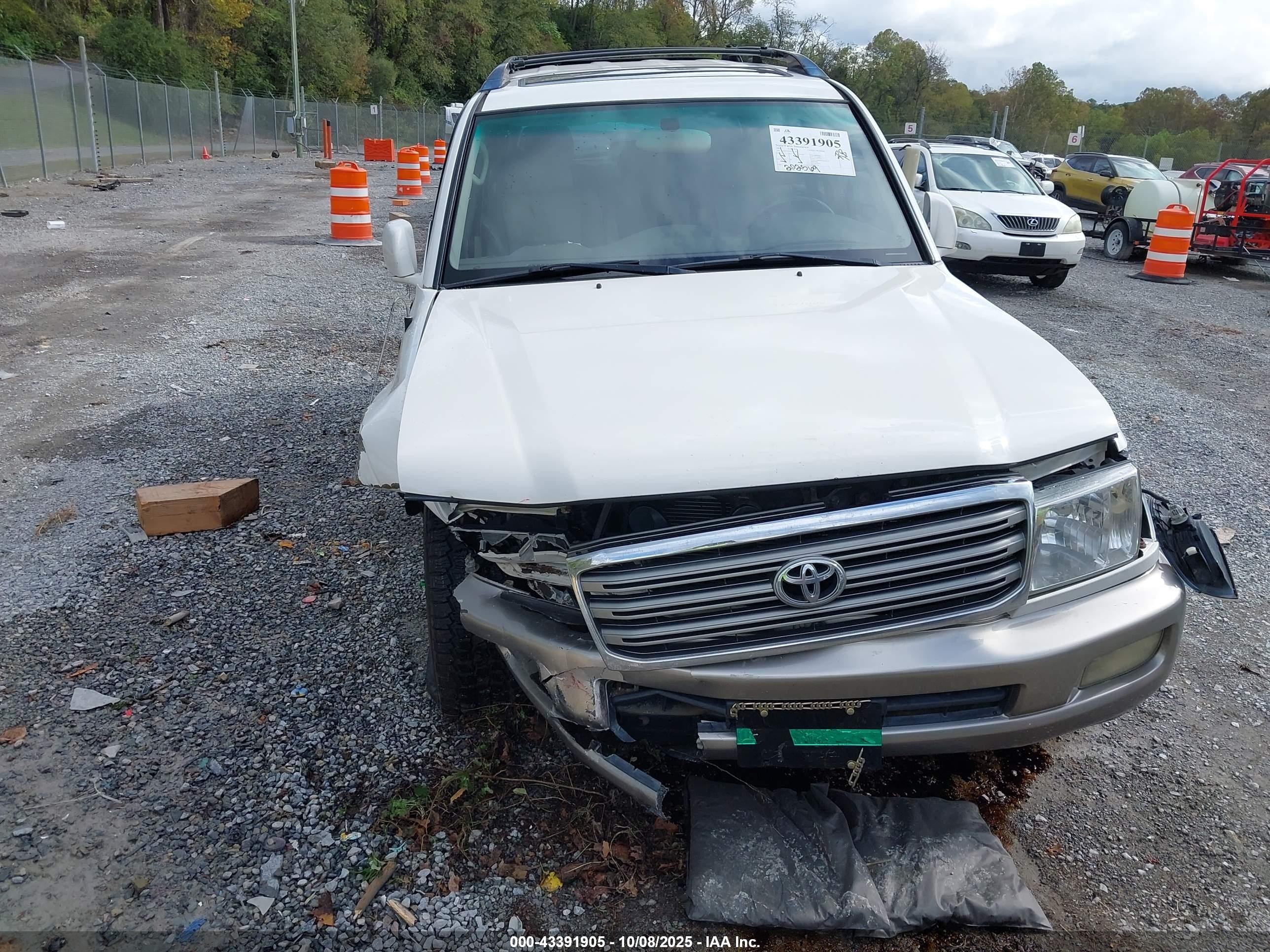 2005 Toyota Land Cruiser V8 White vin: JTEHT05J452080146