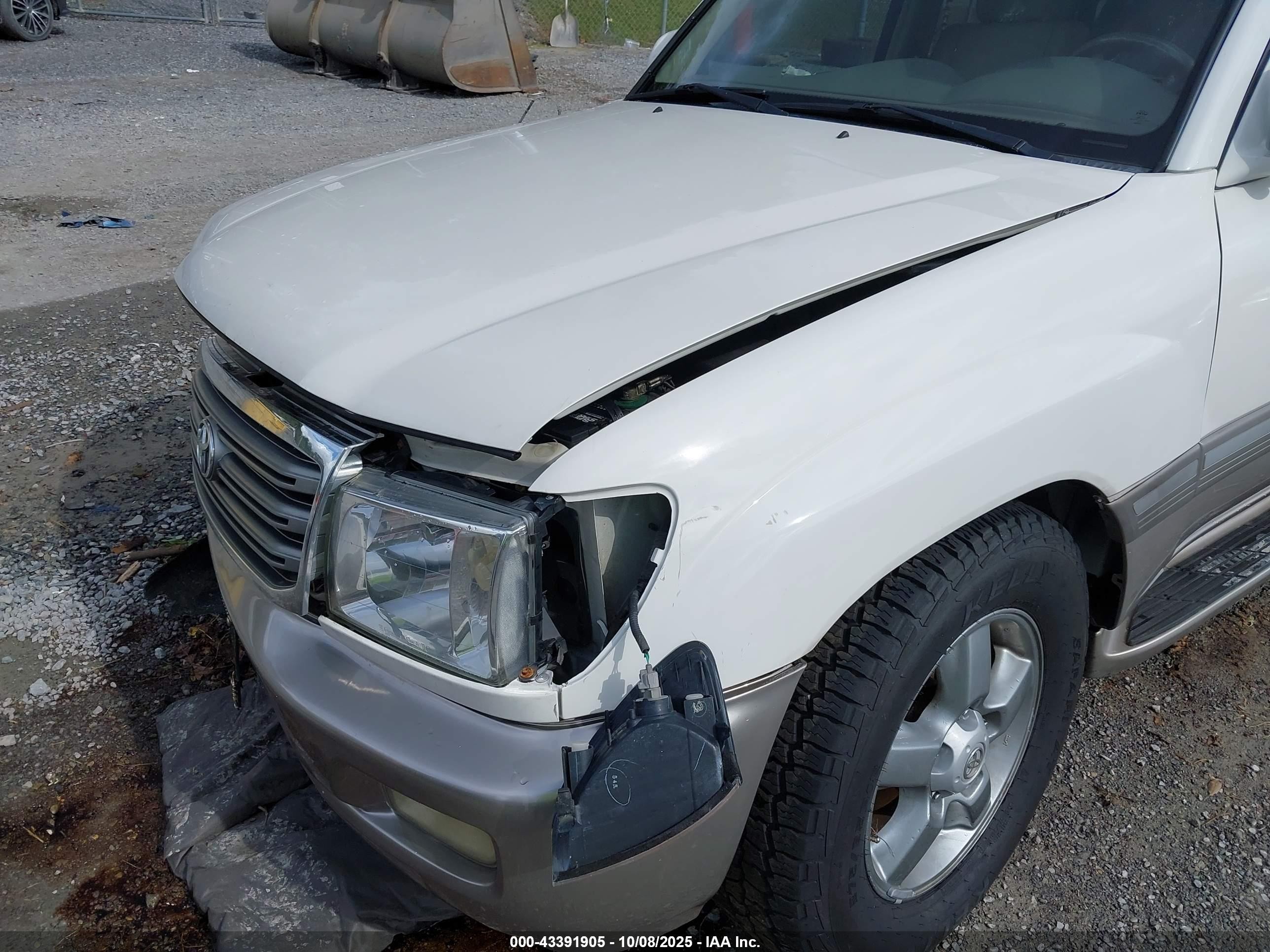 2005 Toyota Land Cruiser V8 White vin: JTEHT05J452080146