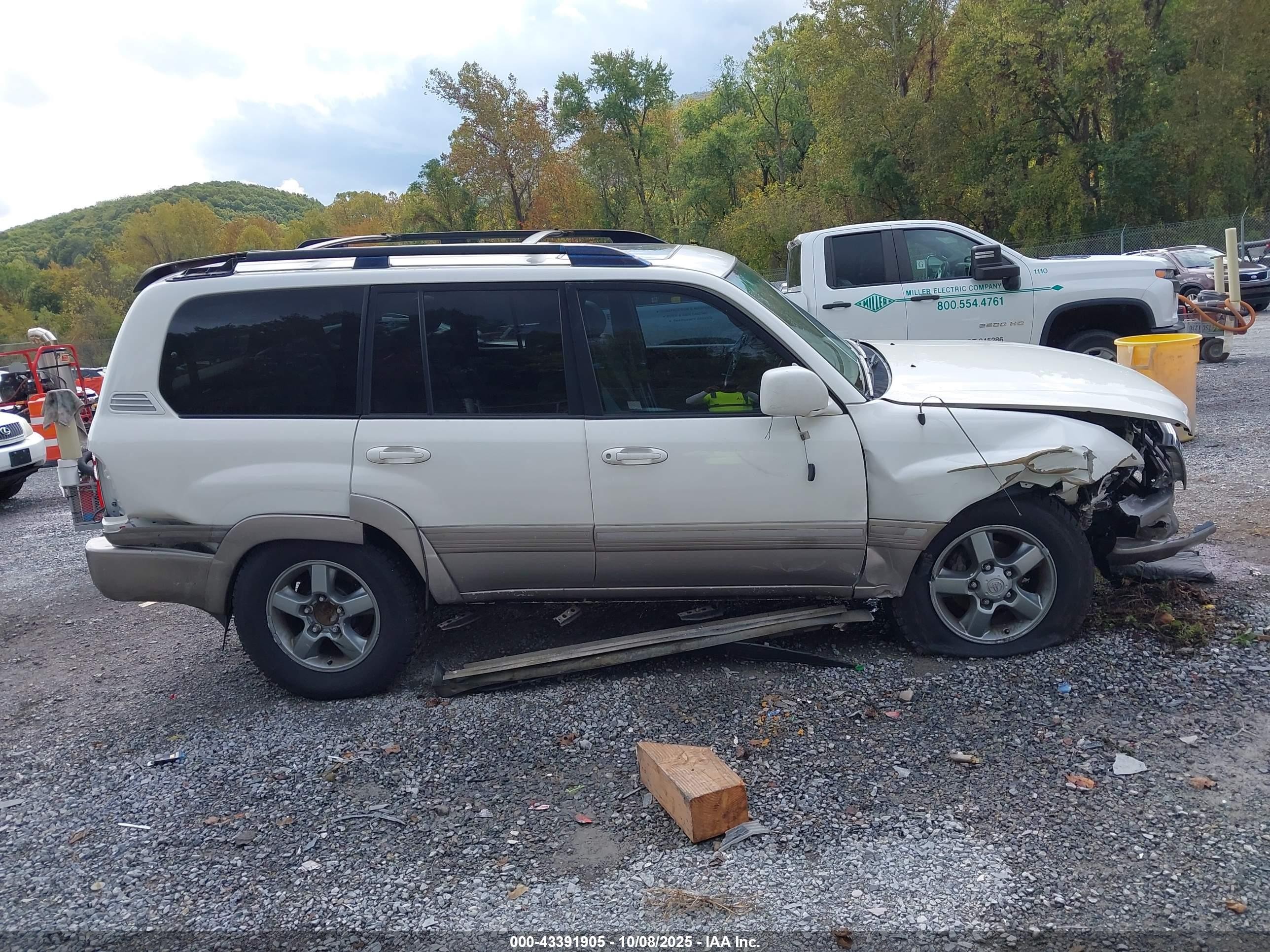 2005 Toyota Land Cruiser V8 White vin: JTEHT05J452080146