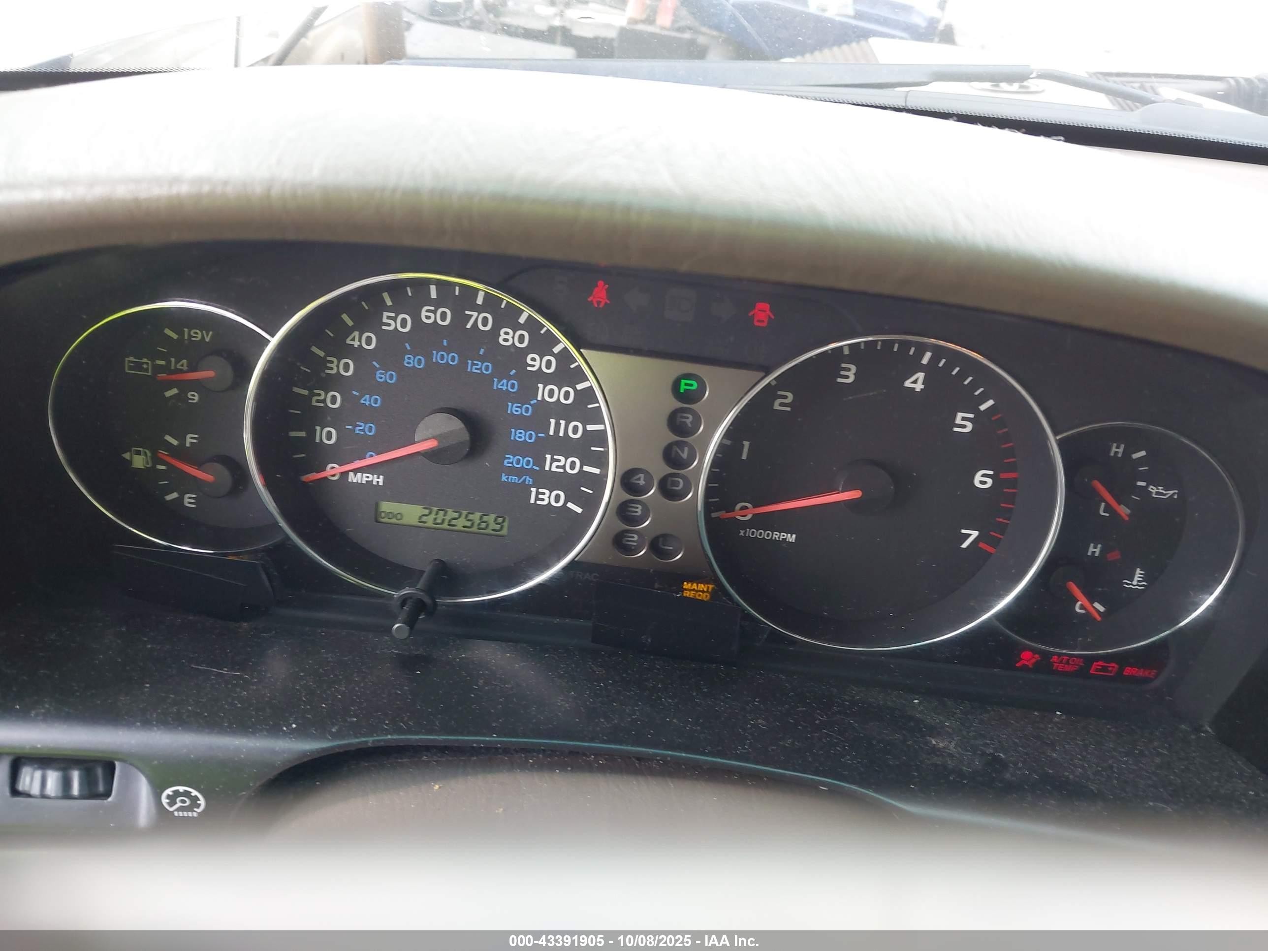 2005 Toyota Land Cruiser V8 White vin: JTEHT05J452080146