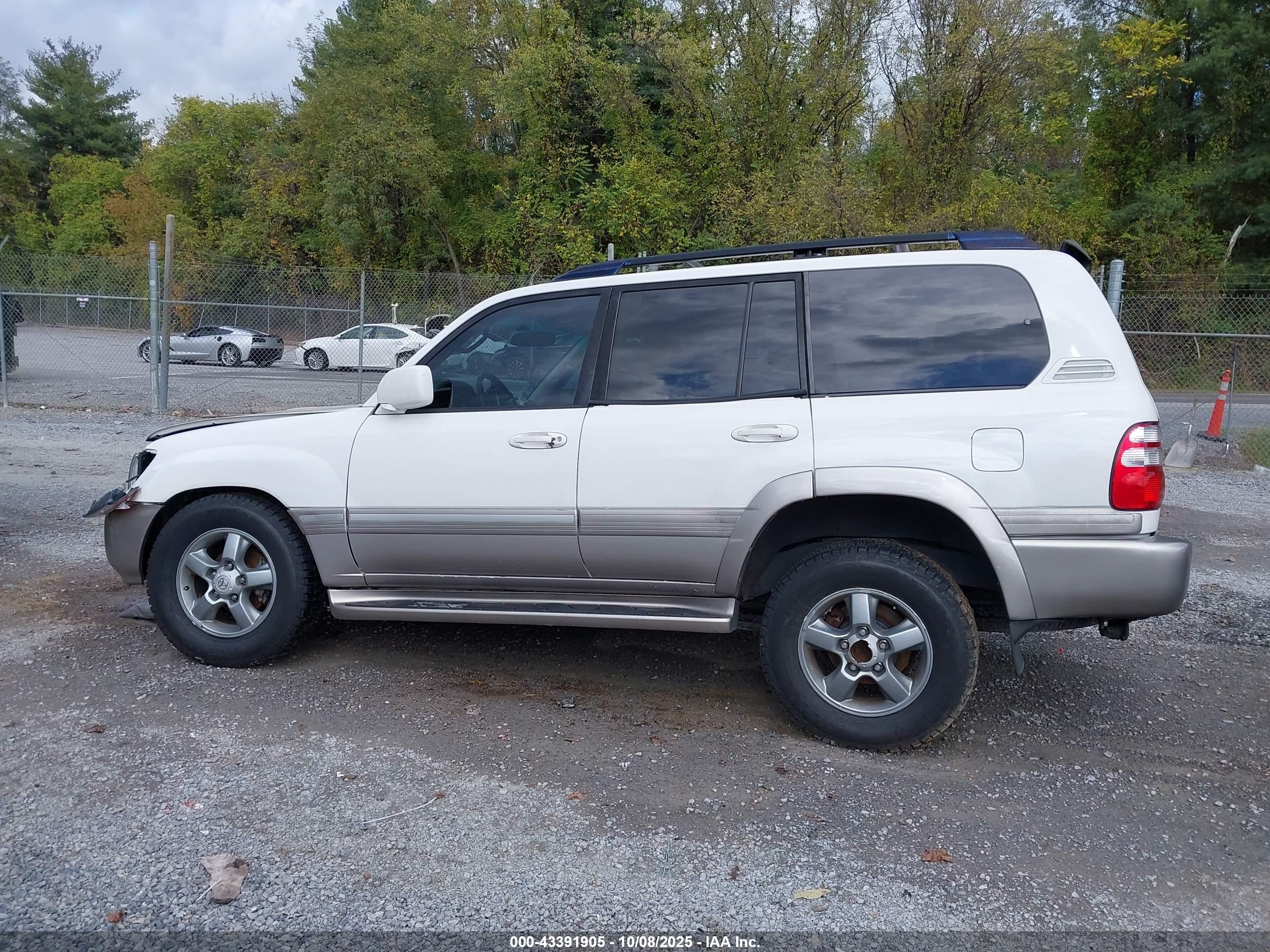 2005 Toyota Land Cruiser V8 White vin: JTEHT05J452080146