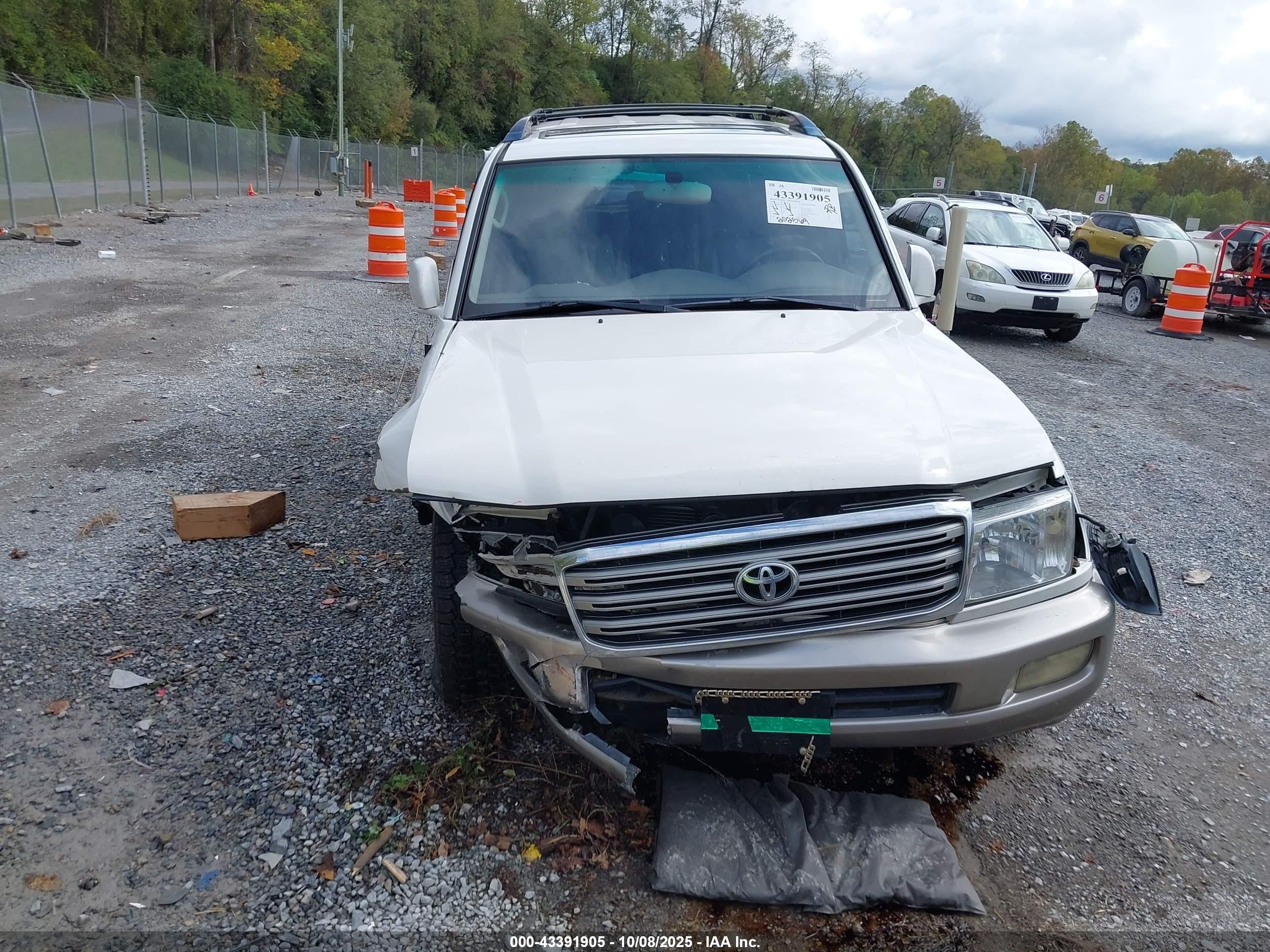 2005 Toyota Land Cruiser V8 White vin: JTEHT05J452080146